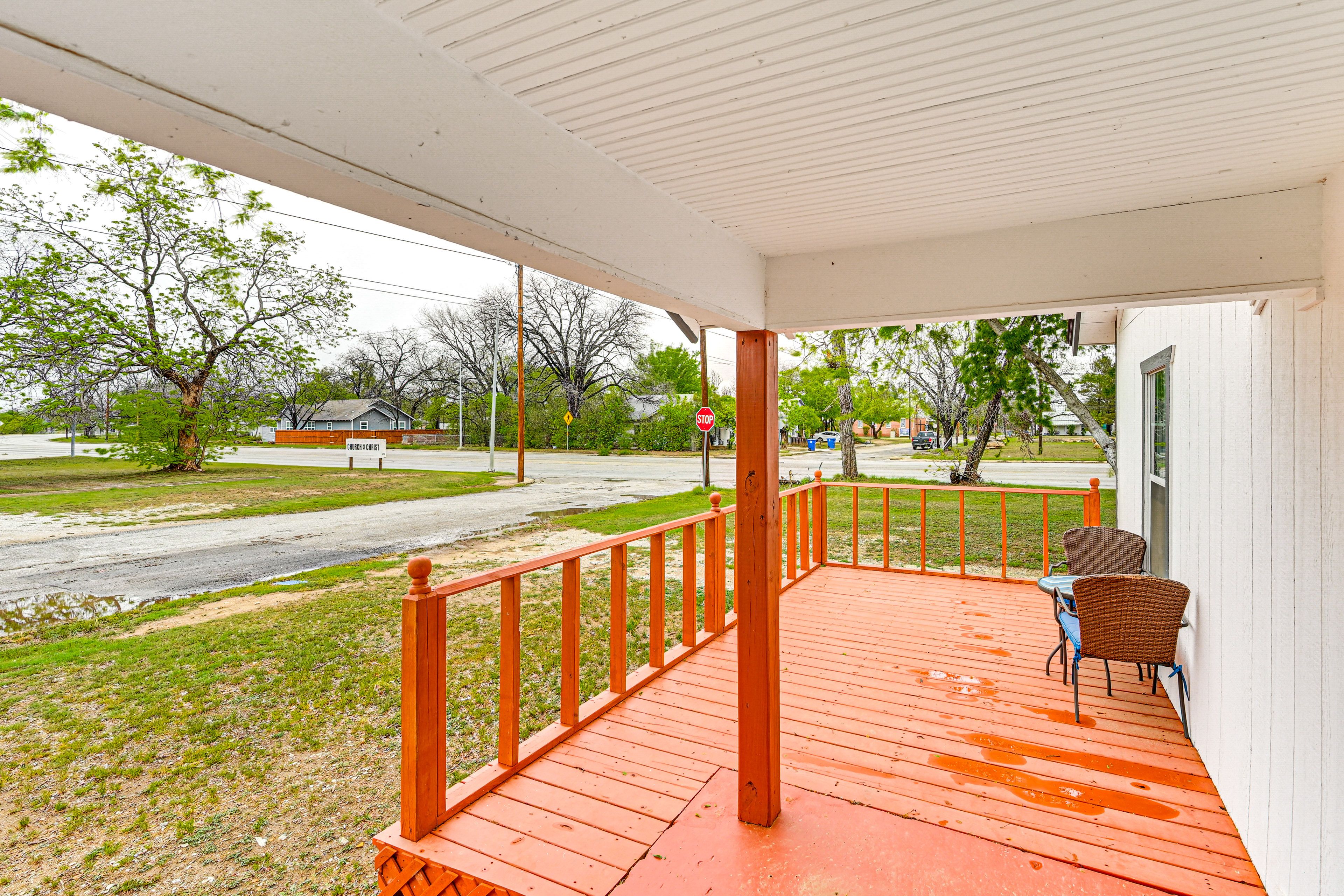 Porch | Outdoor Dining Area