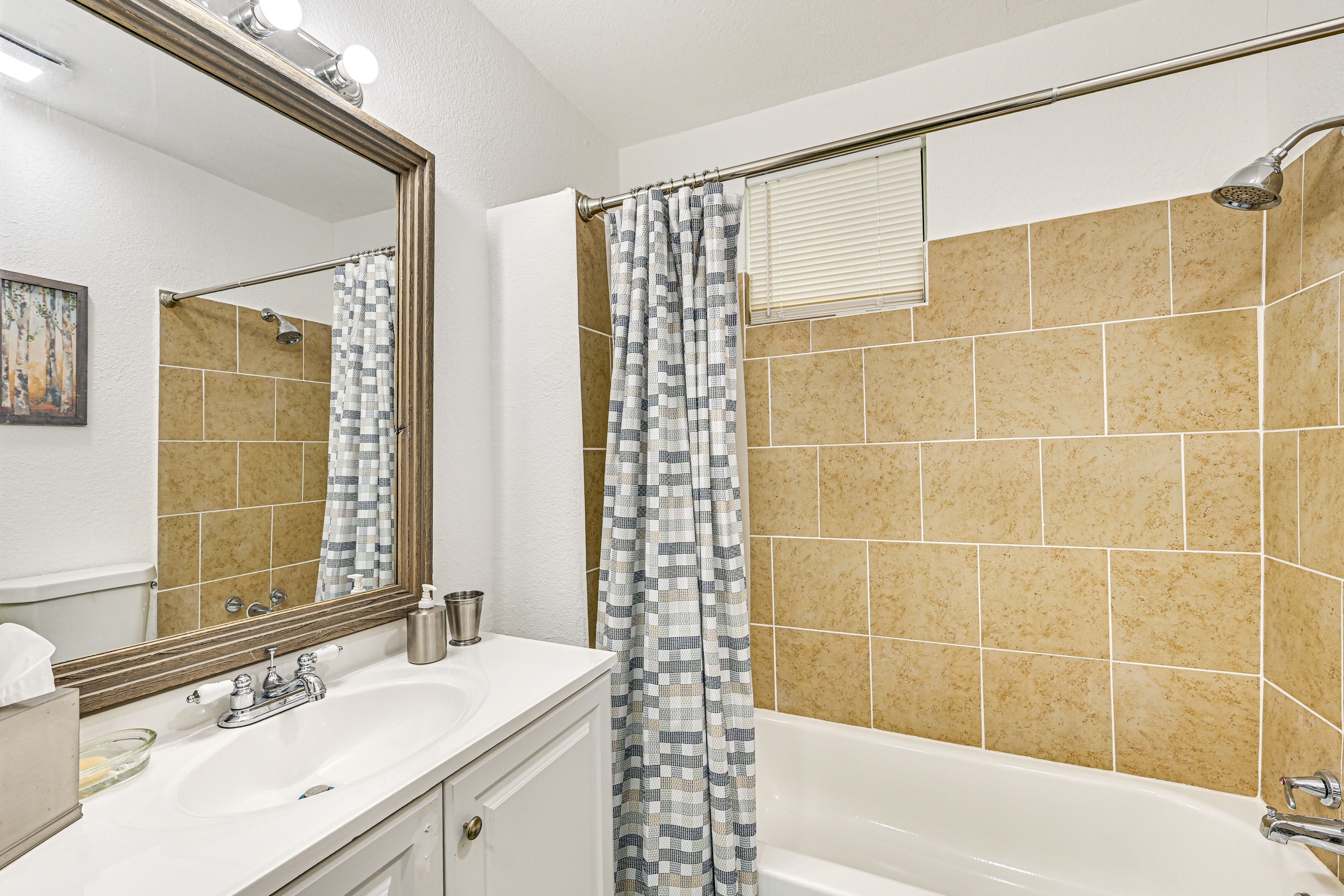 Full Bathroom | Towels Provided