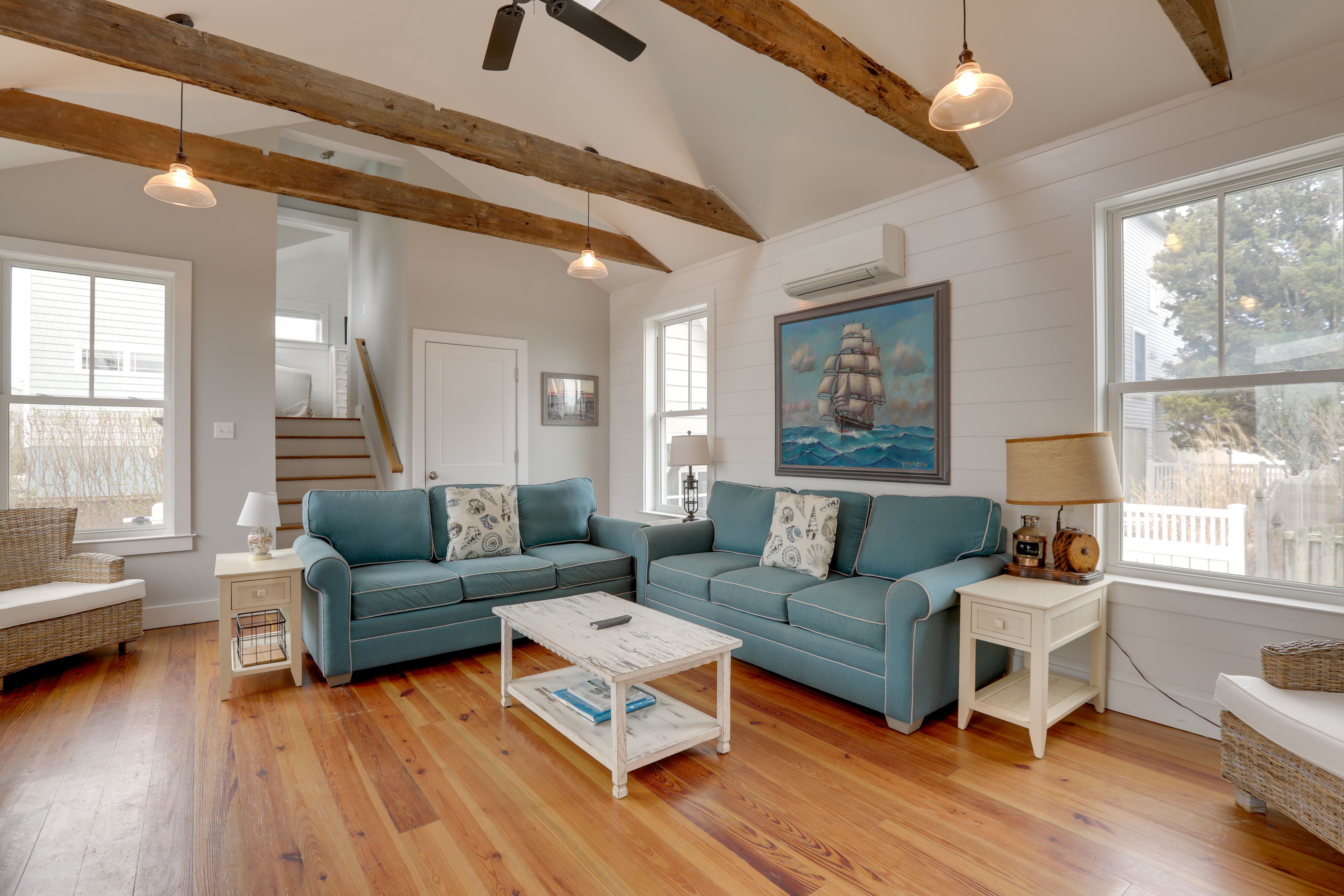 Living Room | 1st Floor | Smart TV | Free WiFi | Fireplace
