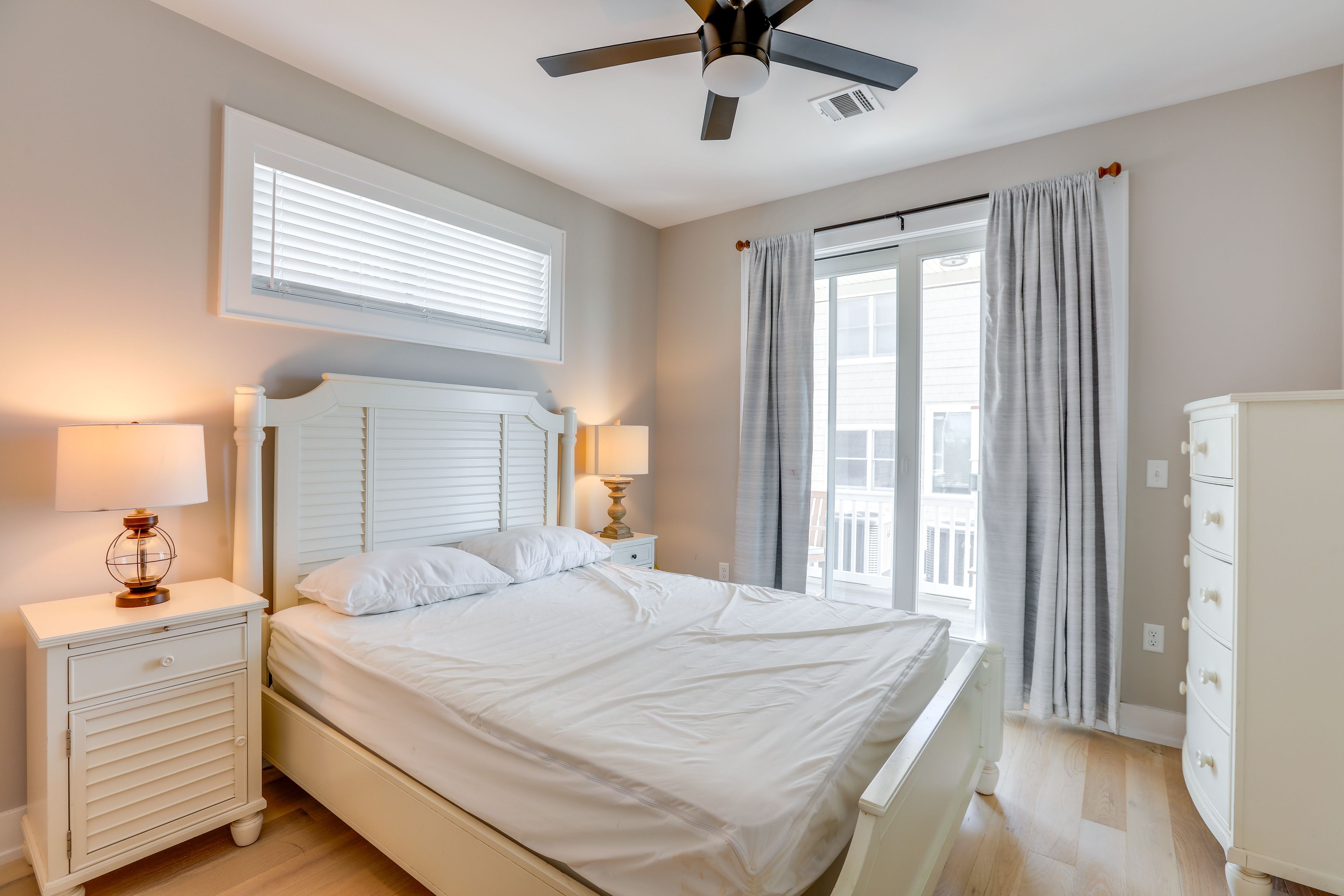 Bedroom 1 | Queen Bed | Main Floor