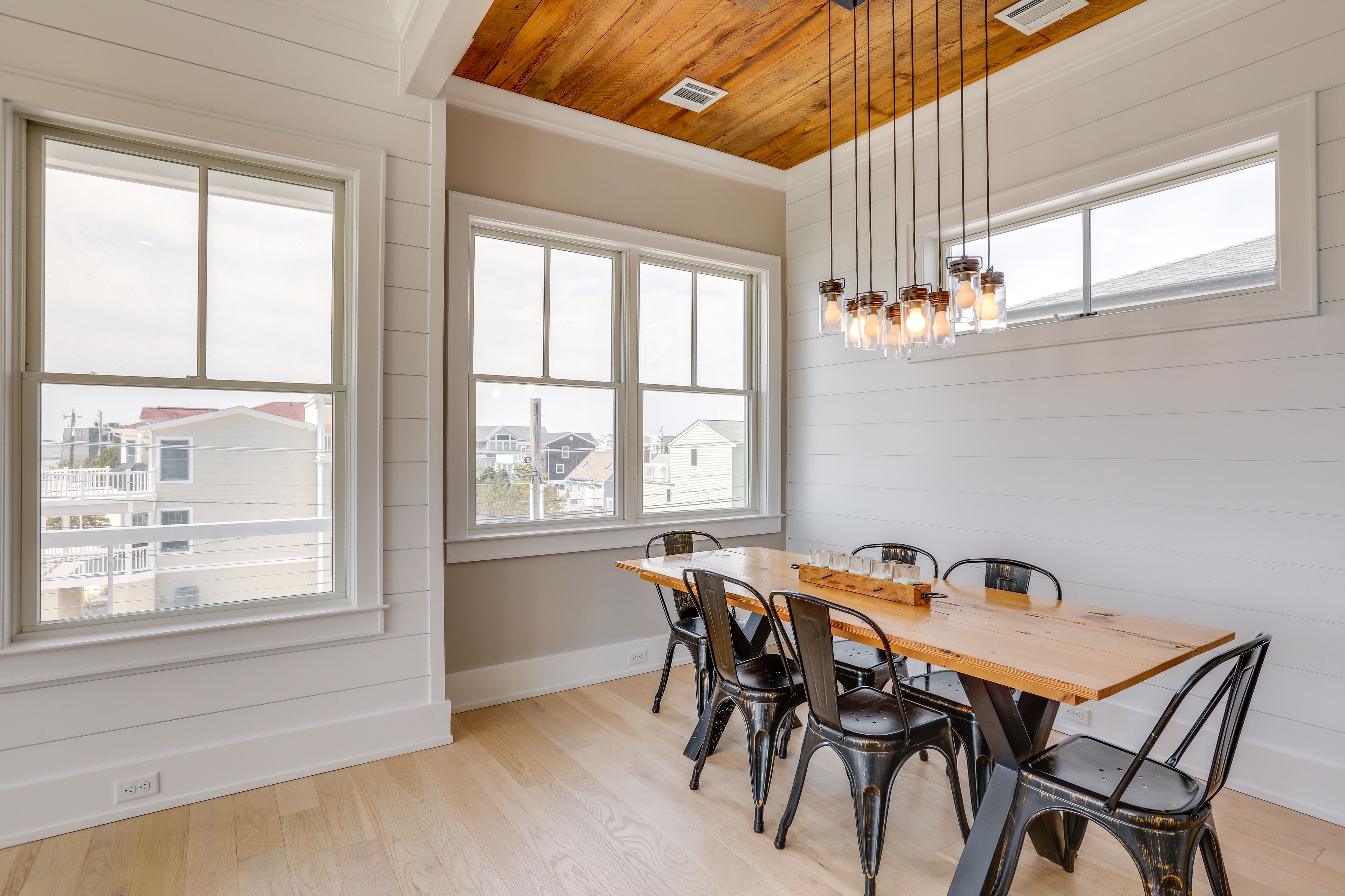 Dining Area | Dishware/Flatware Provided | Main Floor