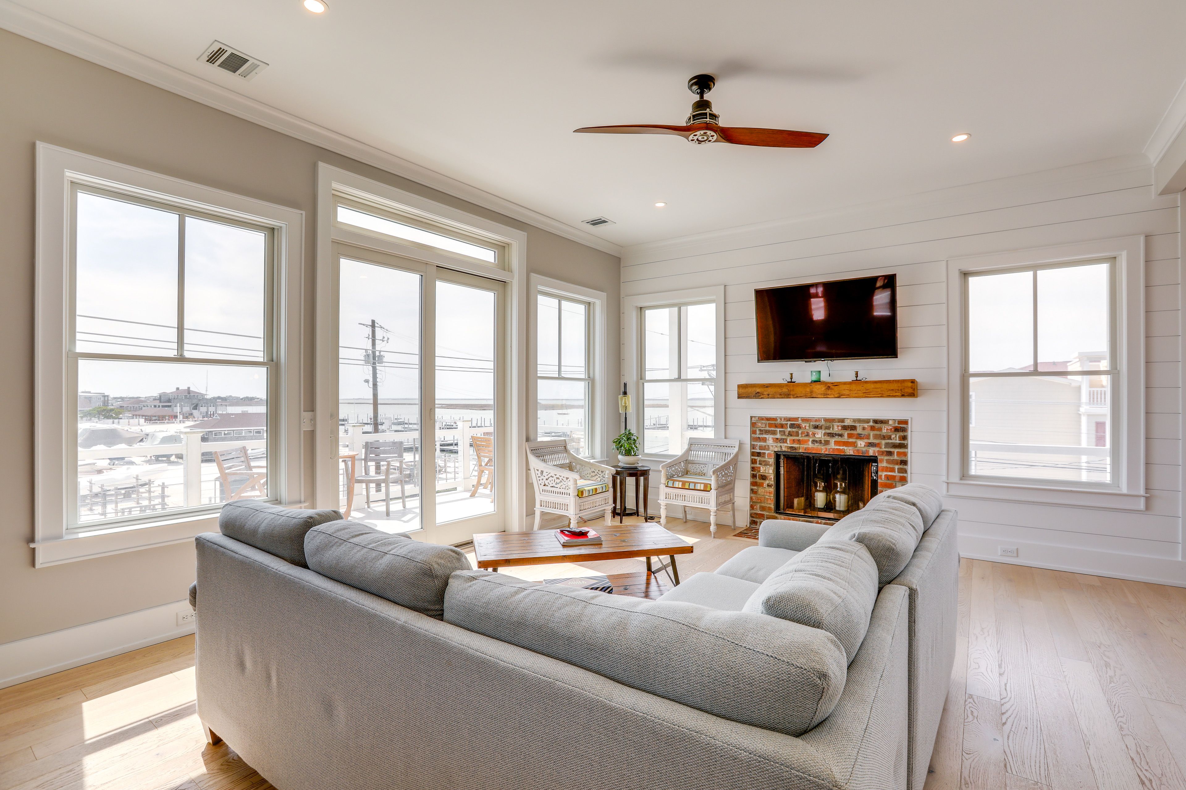 Living Room | Free WiFi | Central Heating & A/C | Smart TV | Main Floor