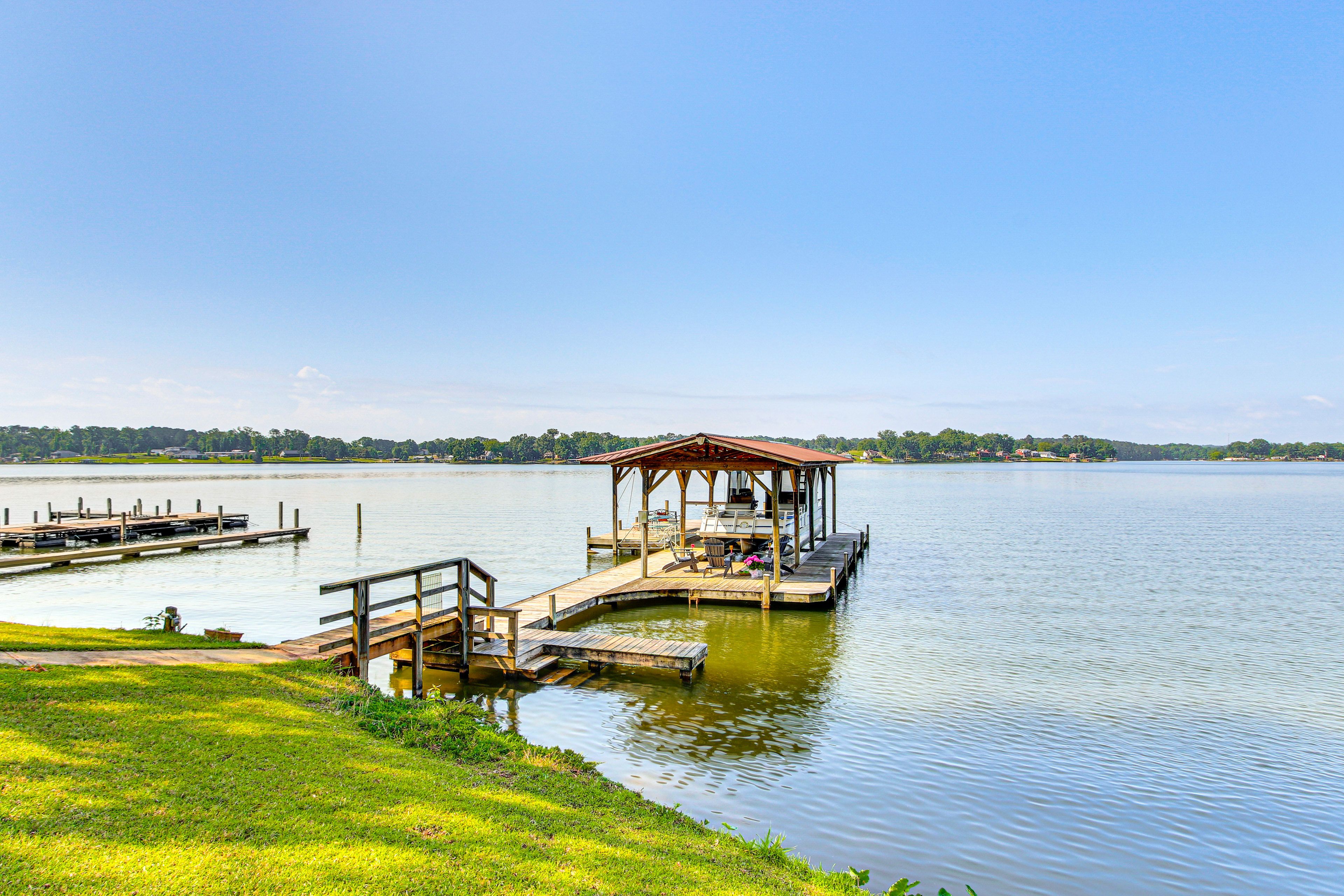 Cross Hill Vacation Rental | 3BR | 2BA | 2,400 Sq Ft | Step-Free Entry