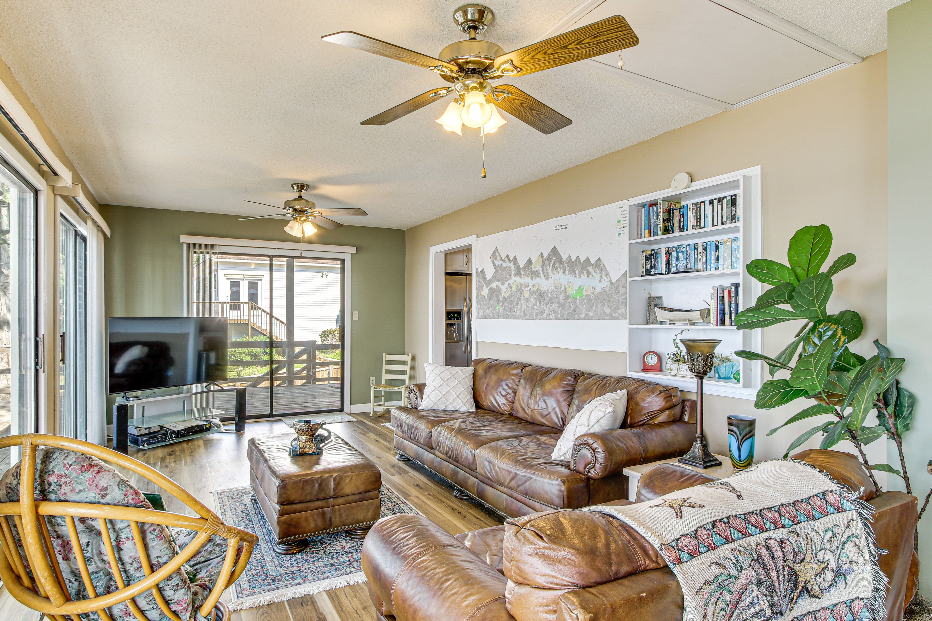 Living Room | Smart TV | Free WiFi | Central A/C & Heating