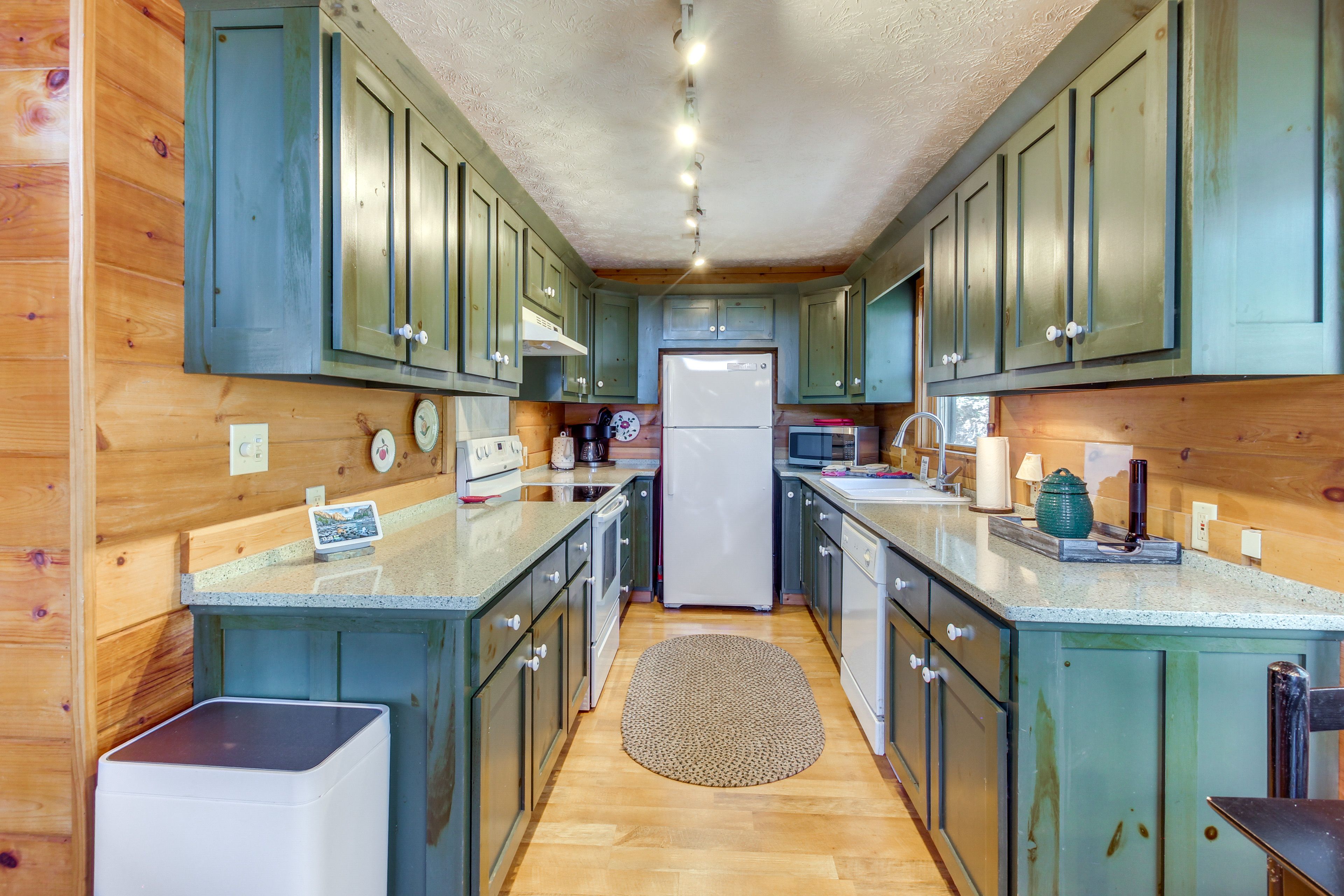 Kitchen | Blender | Toaster | Slow Cooker | 1st Floor