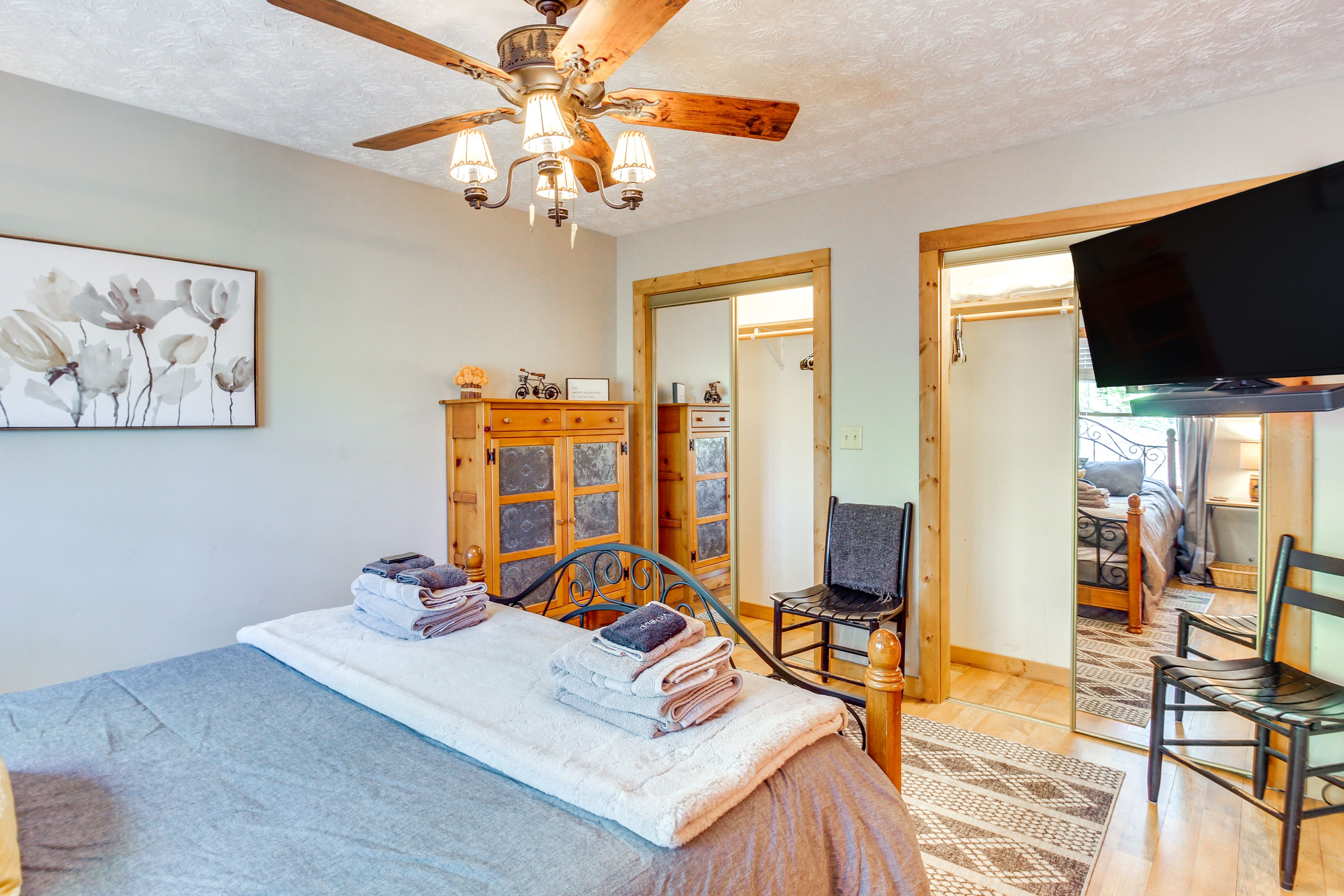 Bedroom 1 | Queen Bed | 1st Floor