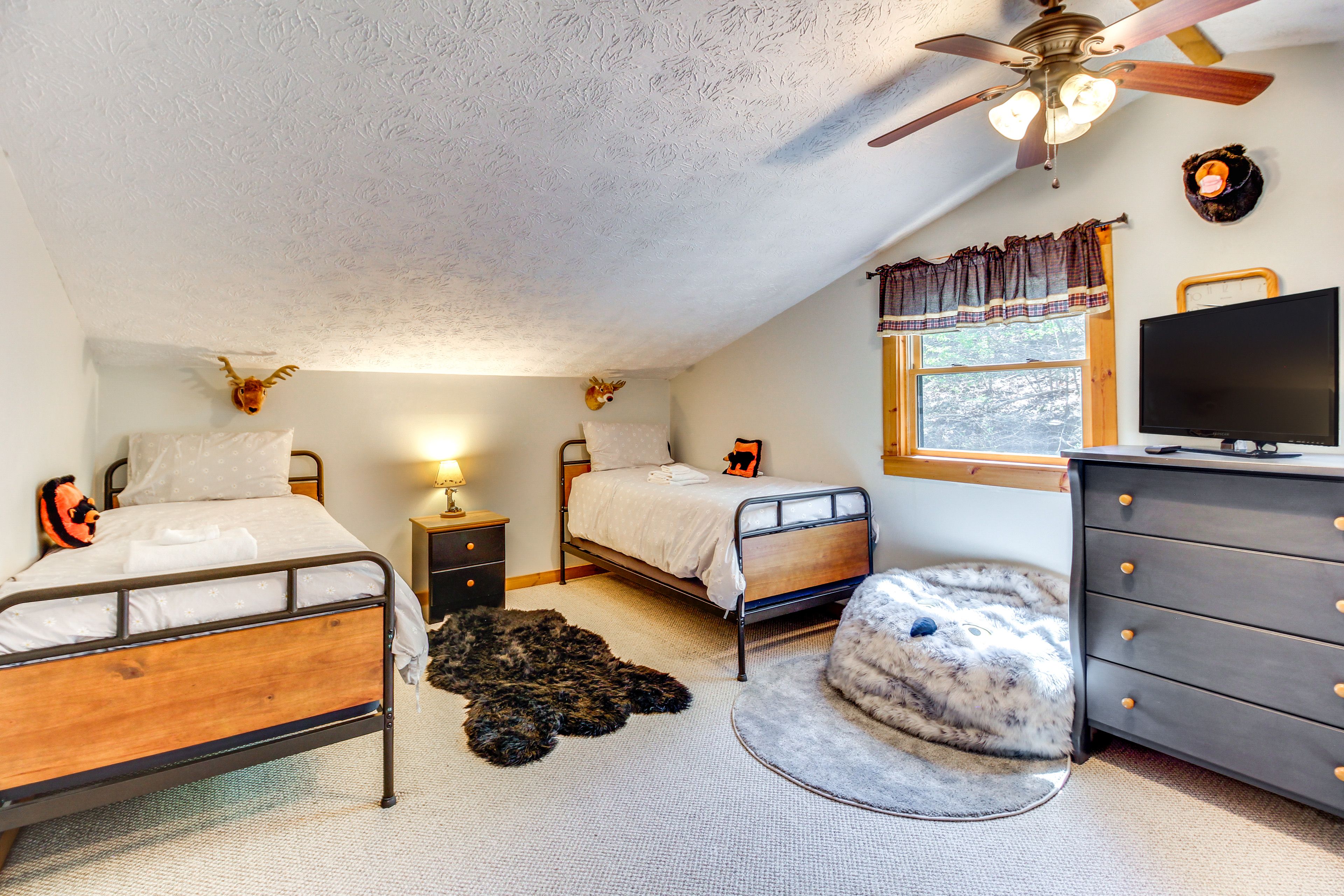 Bedroom 2 | 2 Twin Beds | 2nd Floor