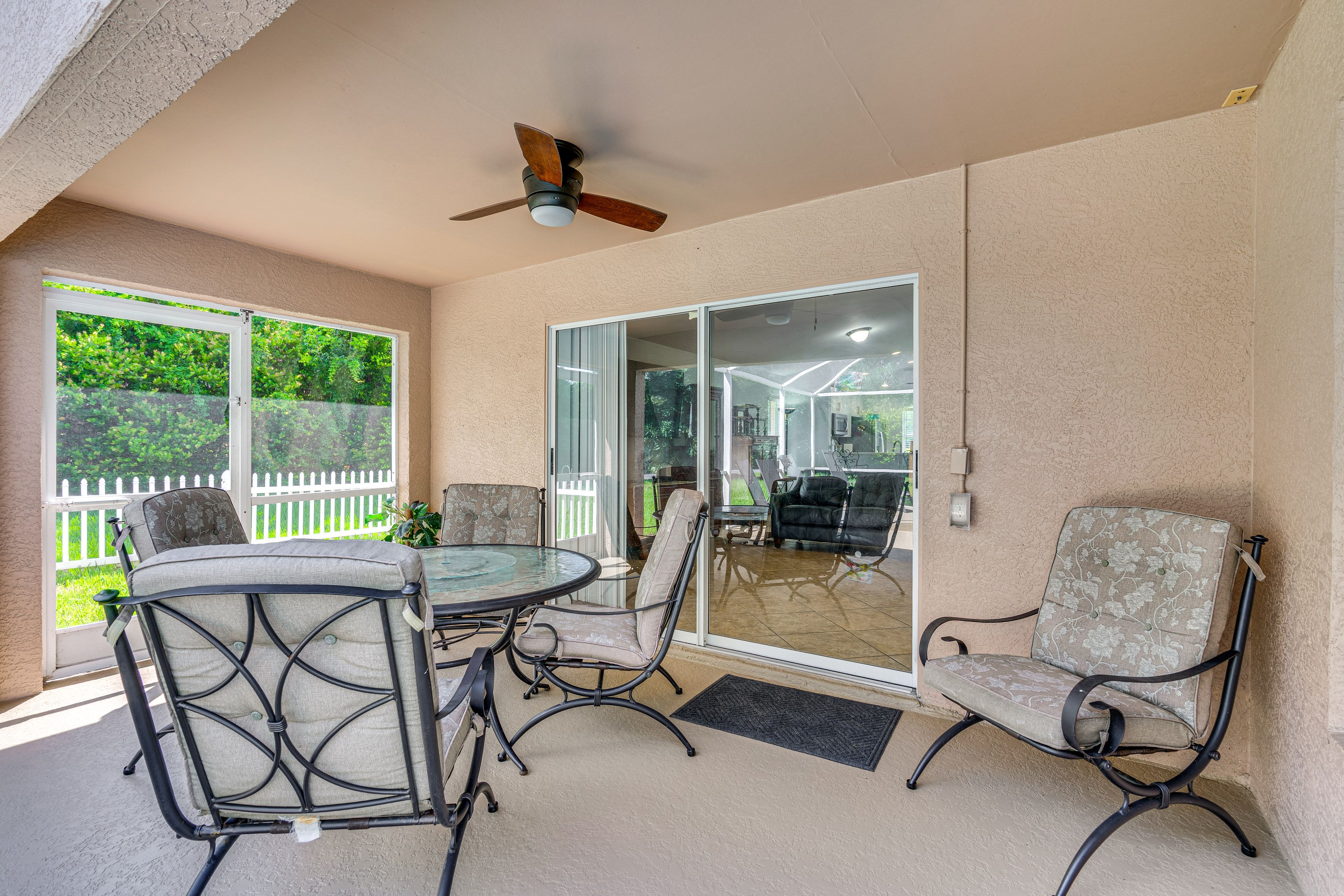 Covered Patio | Outdoor Dining | 4 Mi to Bunche Beach & Kayak Rentals