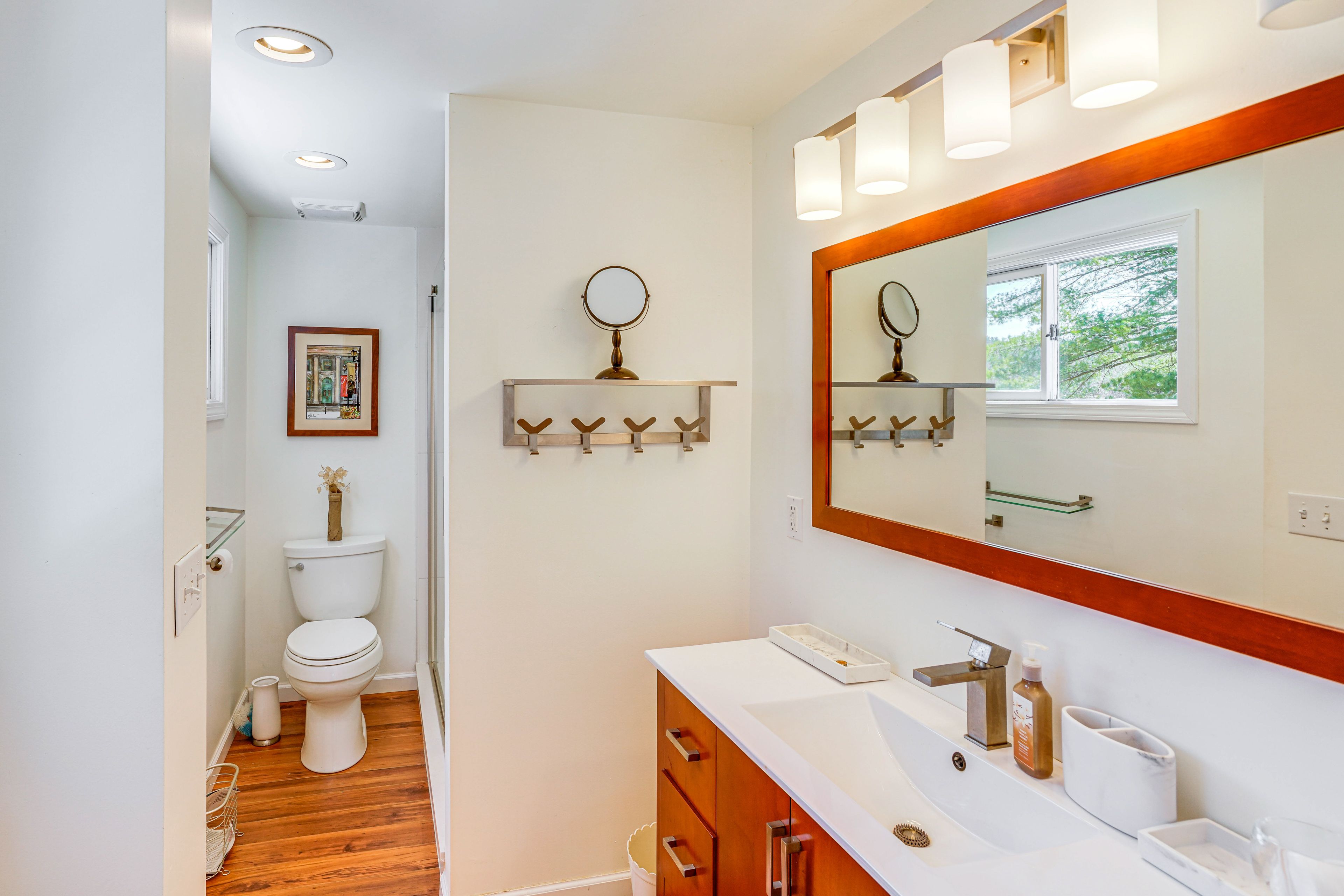 Full Bathroom | Towels Provided | Main Floor