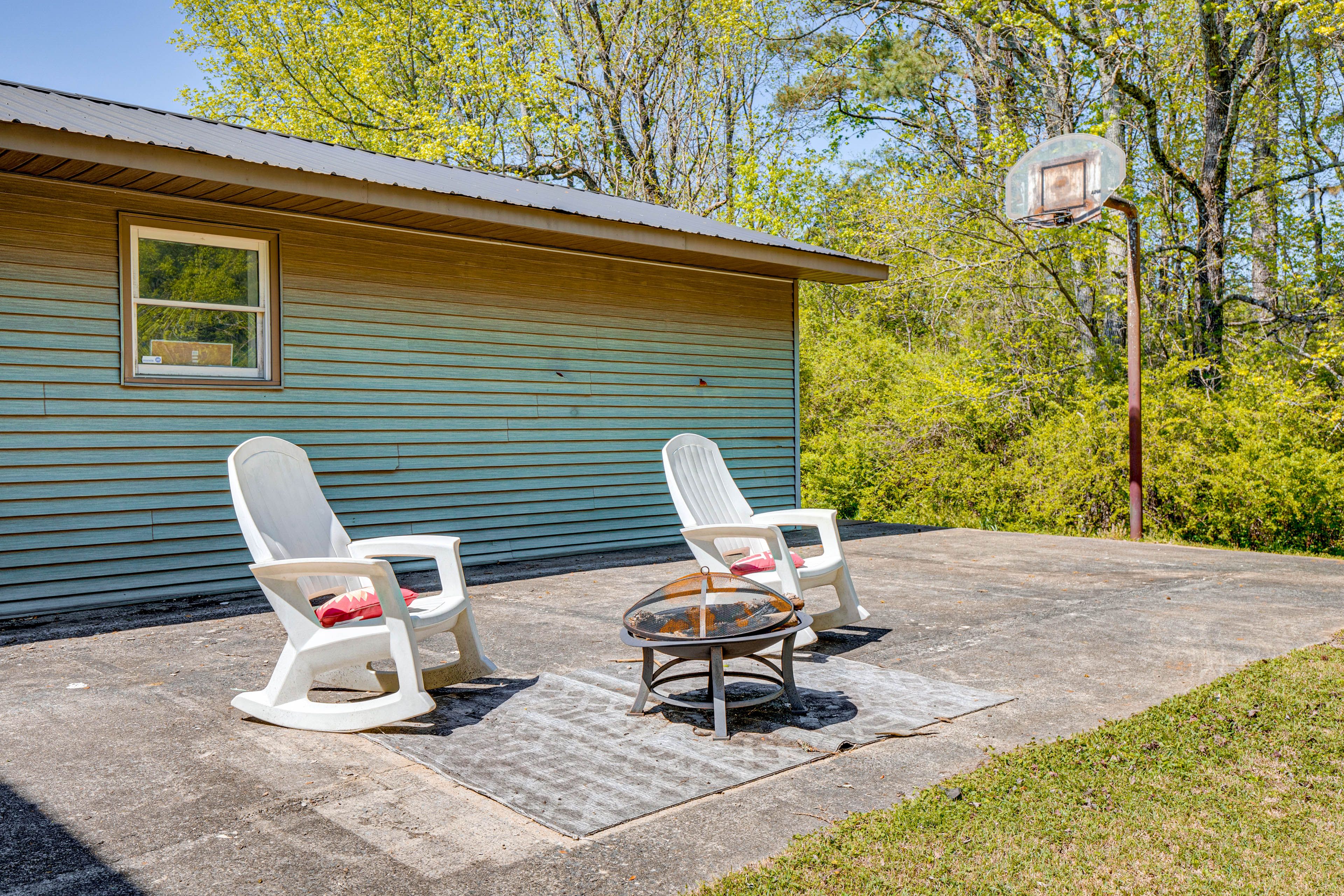 Patio w/ Fire Pit