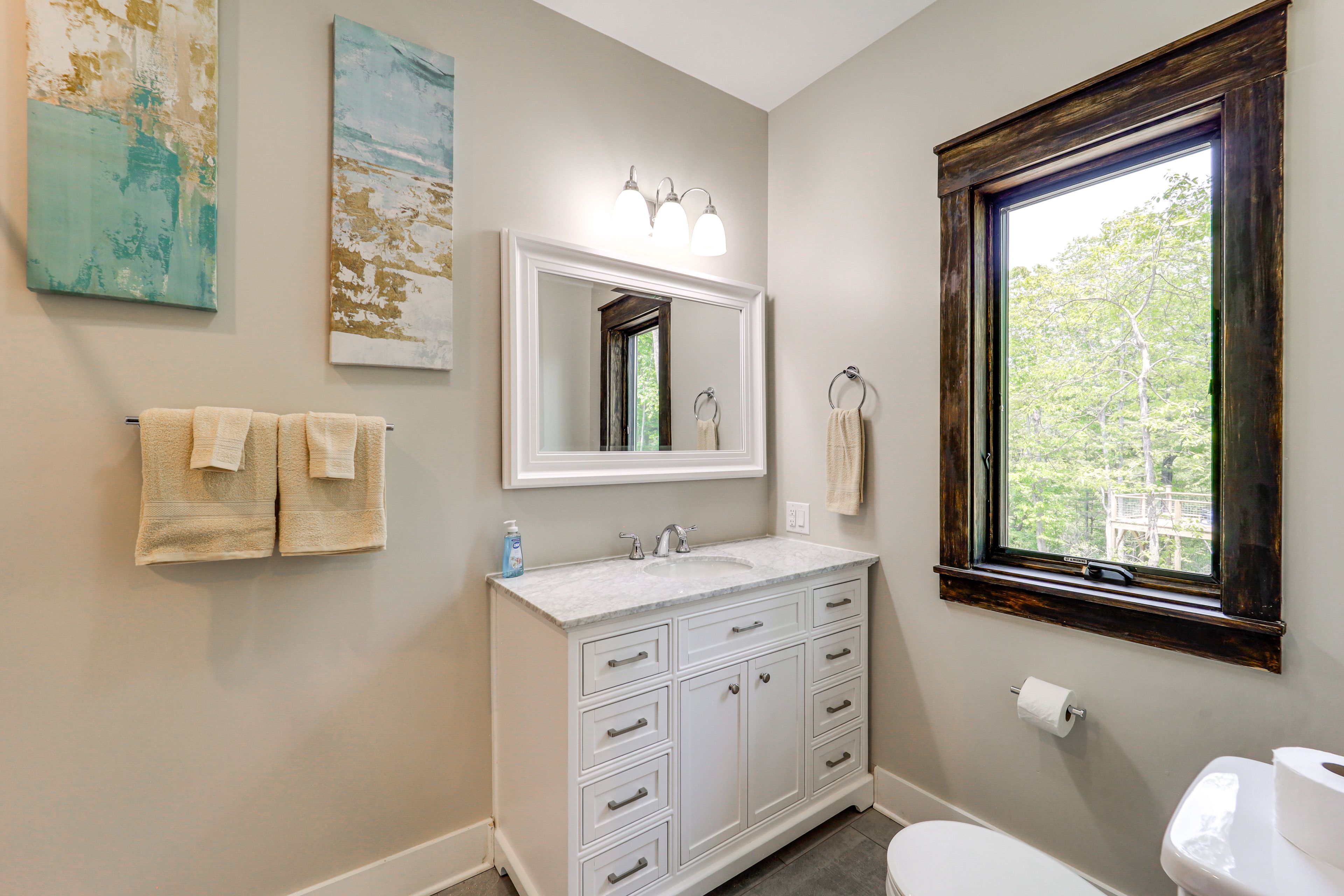 En-Suite Bathroom | Main Floor | Towels Provided