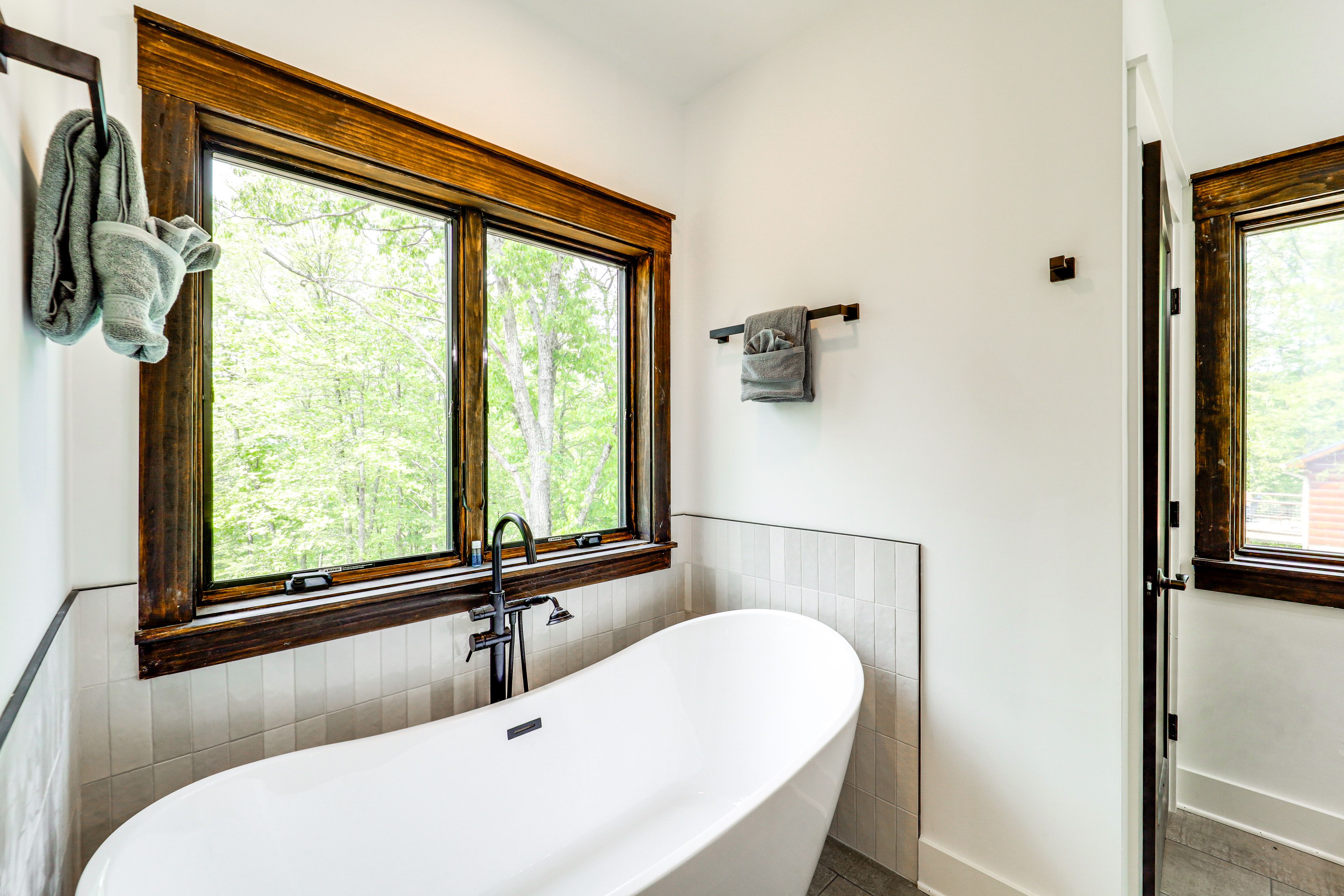 En-Suite Bathroom | Main Floor | Towels Provided