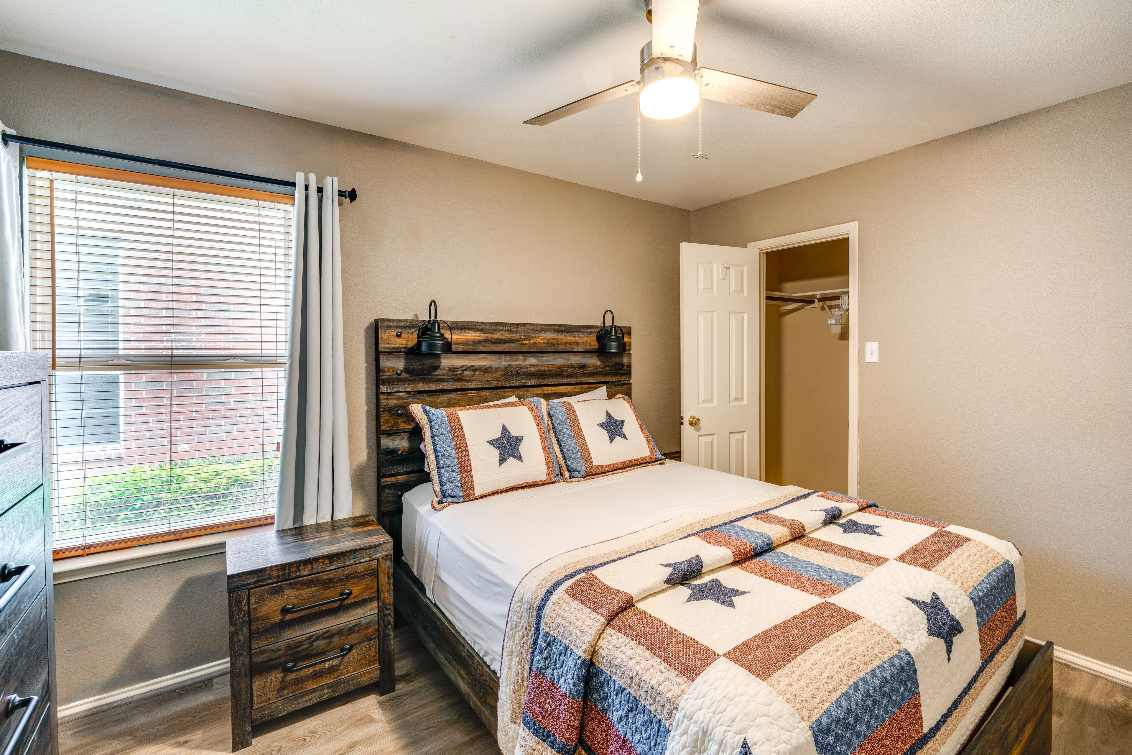 Bedroom 3 | Queen Bed