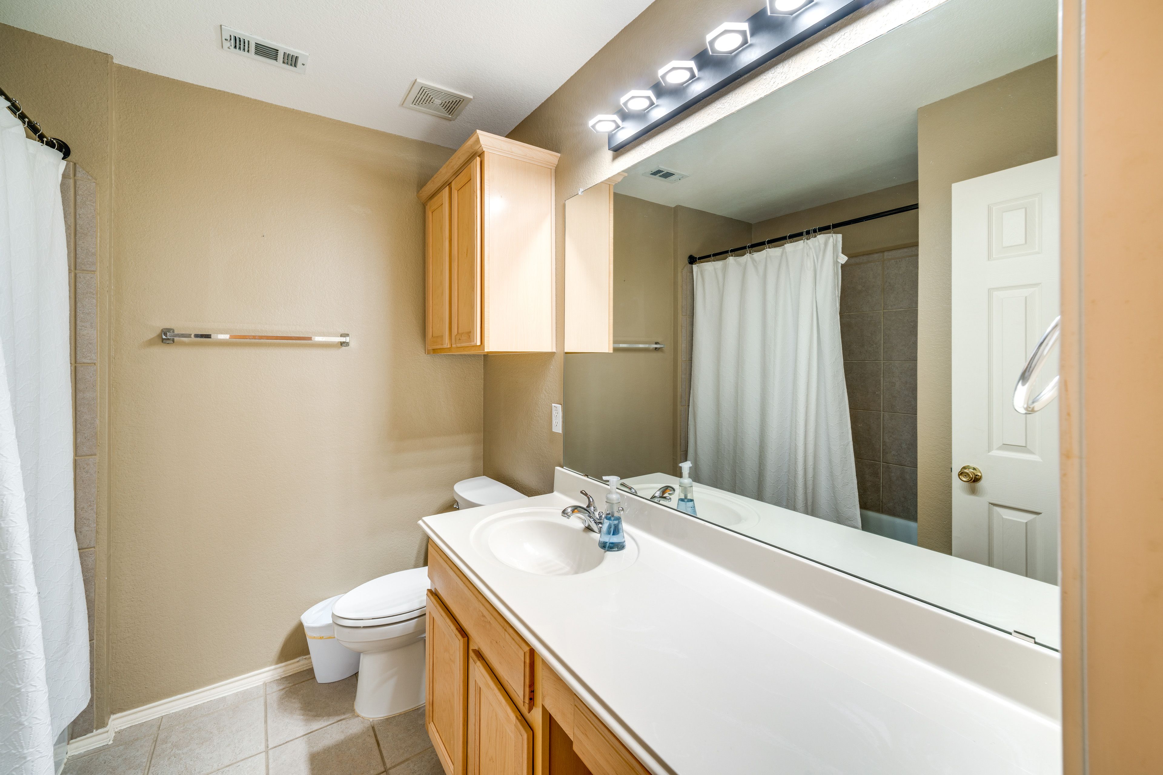 Full Bathroom | Complimentary Toiletries