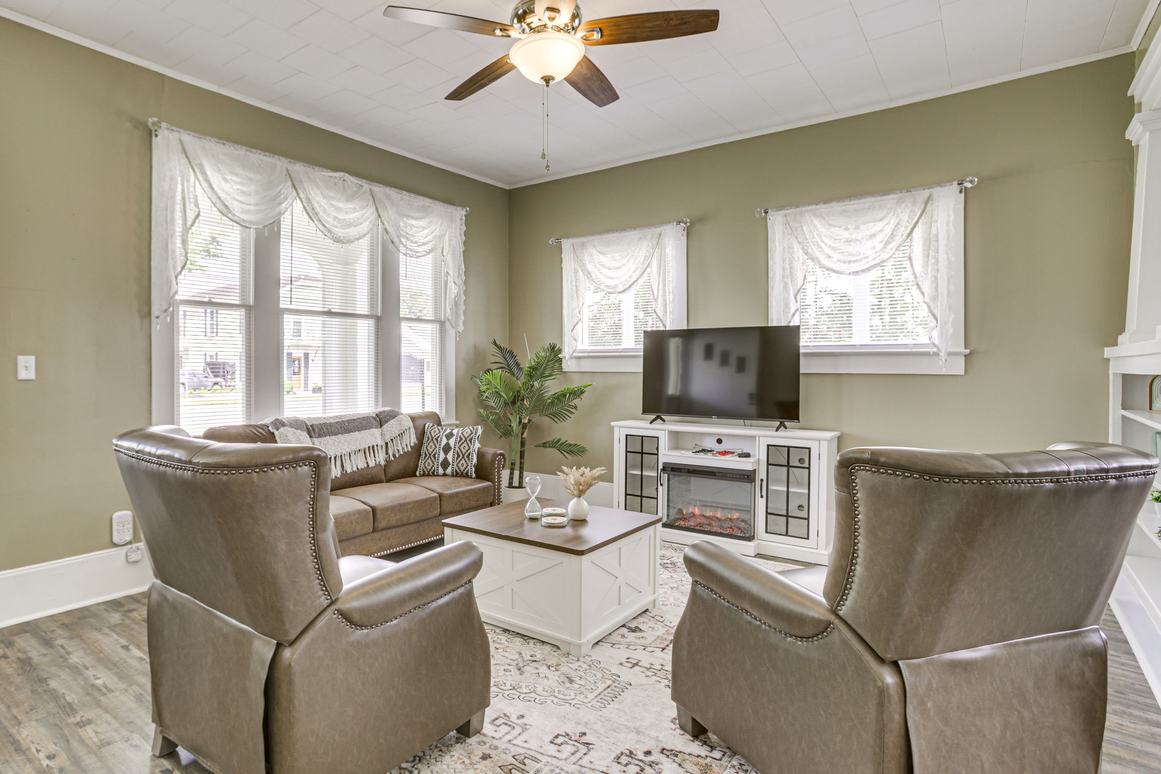 Franklin Vacation Rental | 3BR | 2BA | 1,590 Sq Ft | 4 Steps to Enter