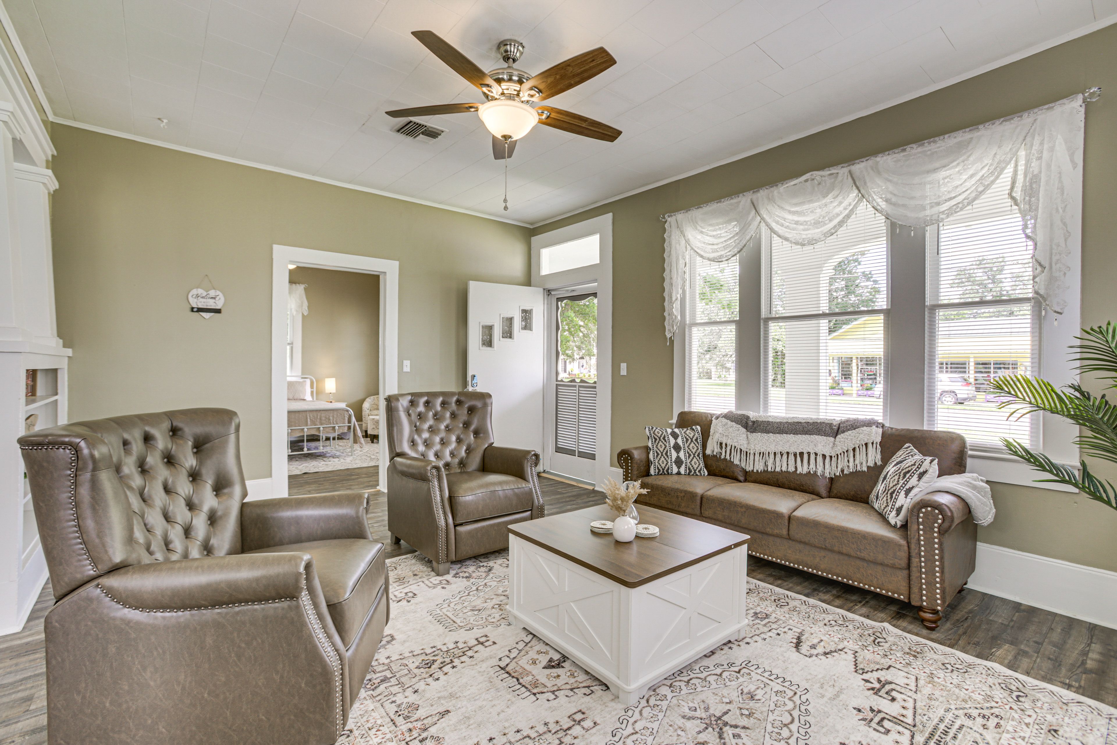 Living Room | Smart TV | Free WiFi | Electric Fireplace