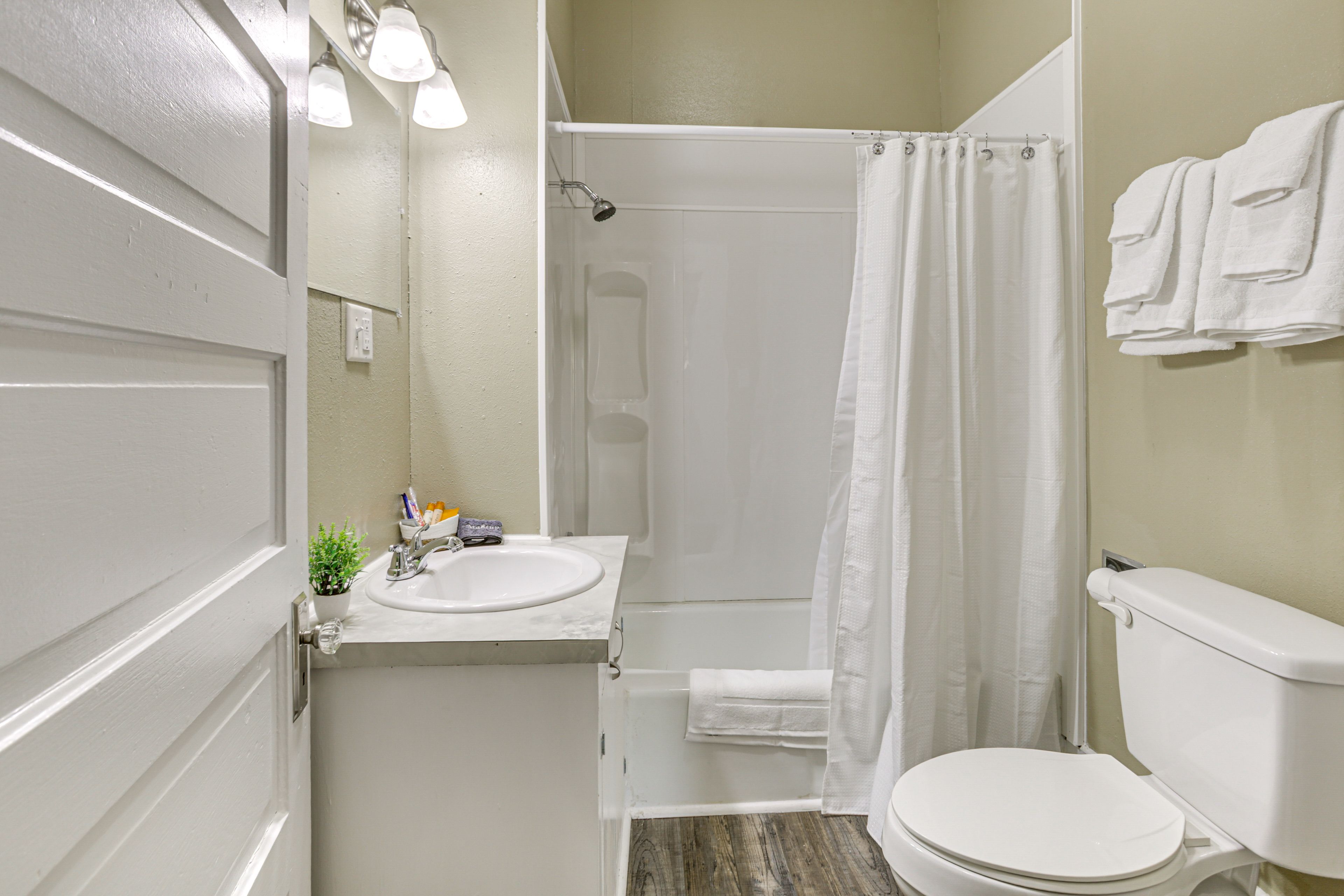 Full Bathroom | Complimentary Toiletries | Hair Dryer