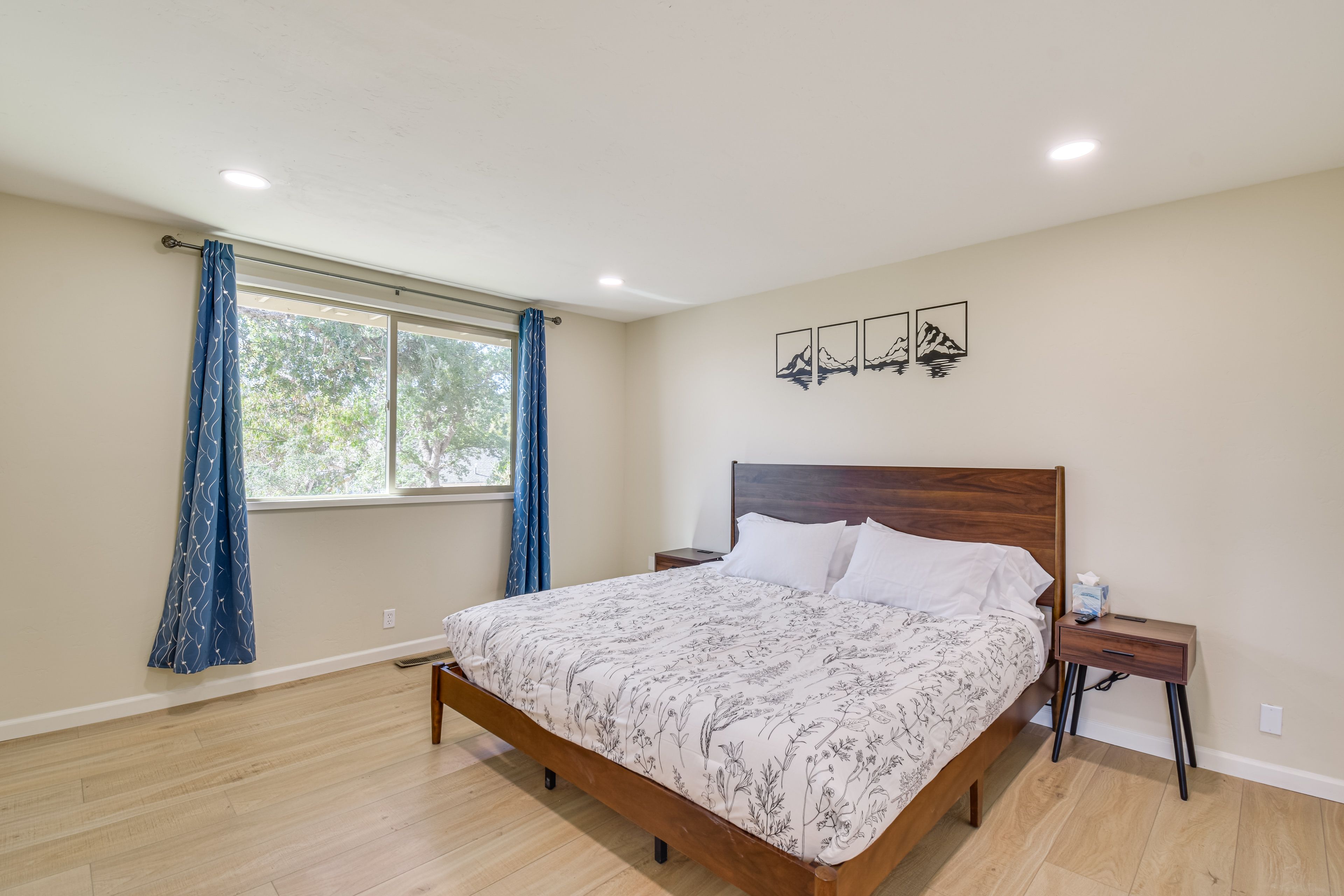 Bedroom 1 | 1st Floor | King Bed | Smart TV | Linens Provided