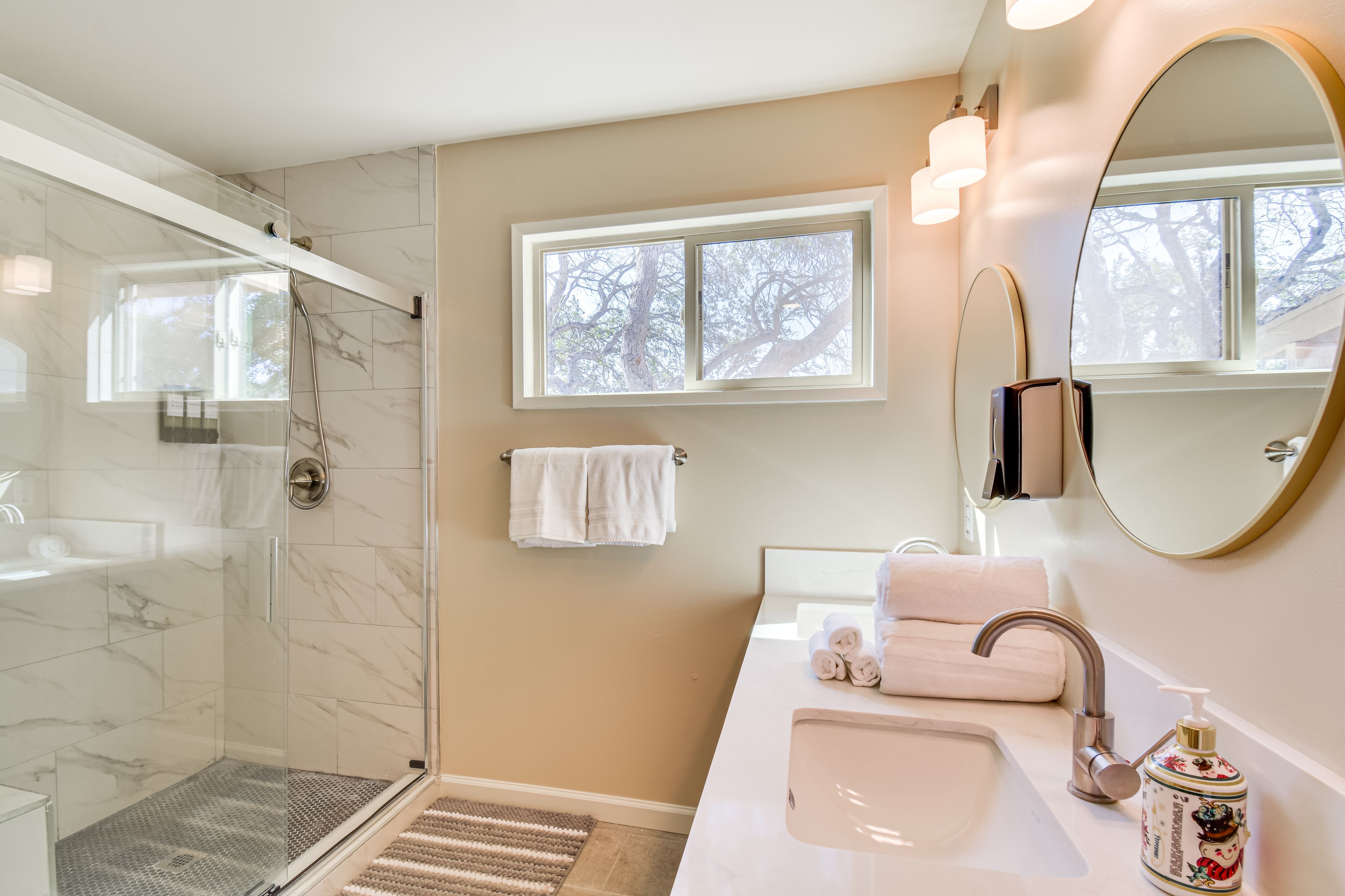 Full Bathroom | 1st Floor | Towels Provided