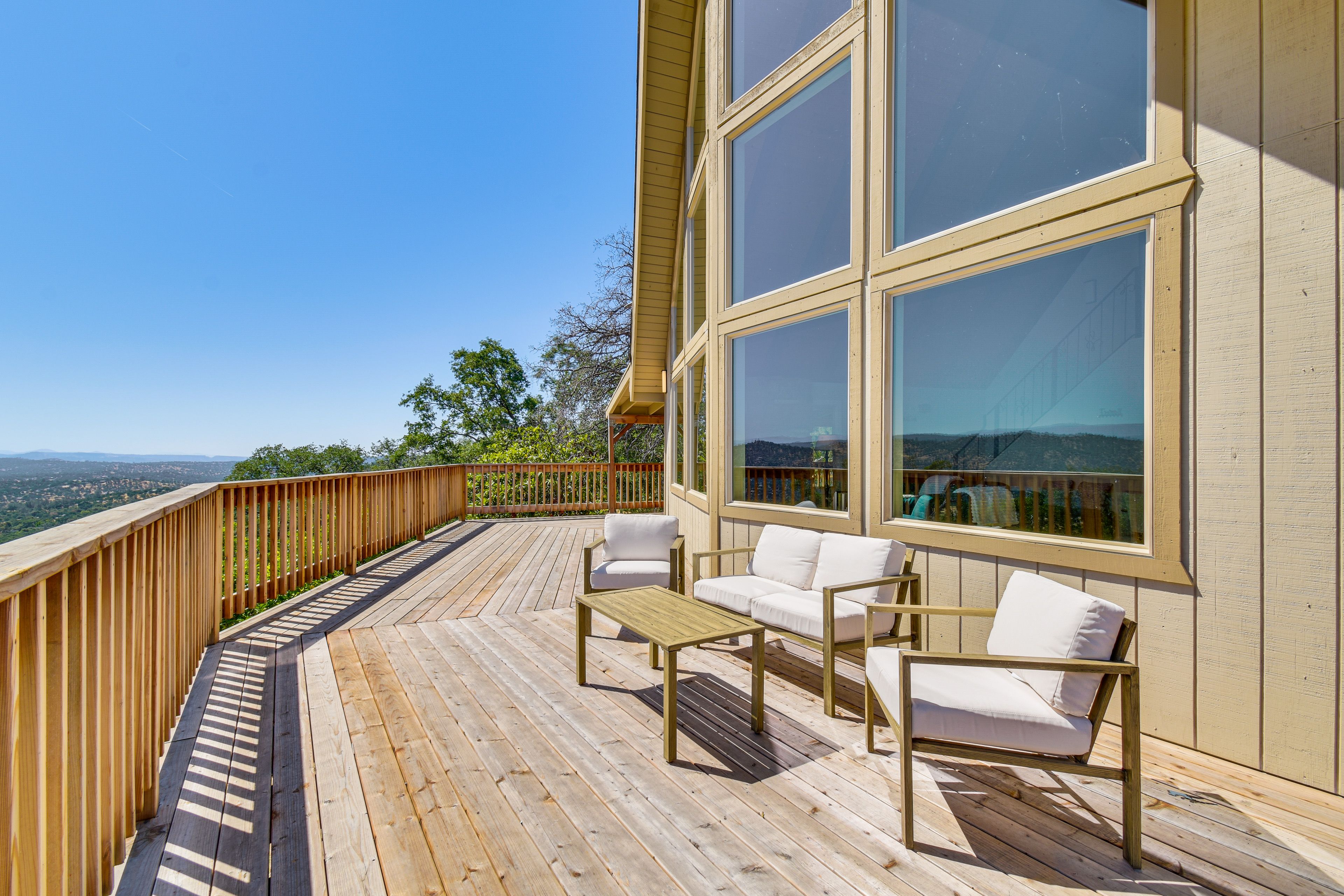 Wraparound Deck | Mountain Views | 32 Mi to Yosemite National Park