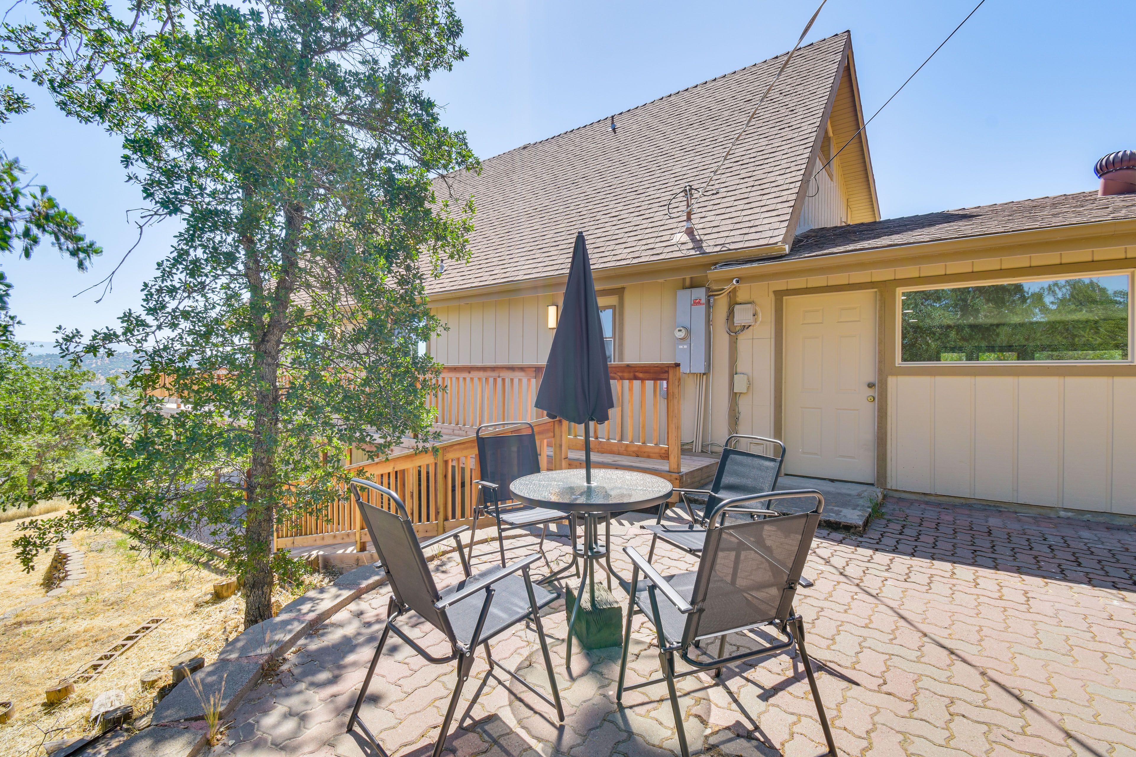 Side Patio | Outdoor Dining