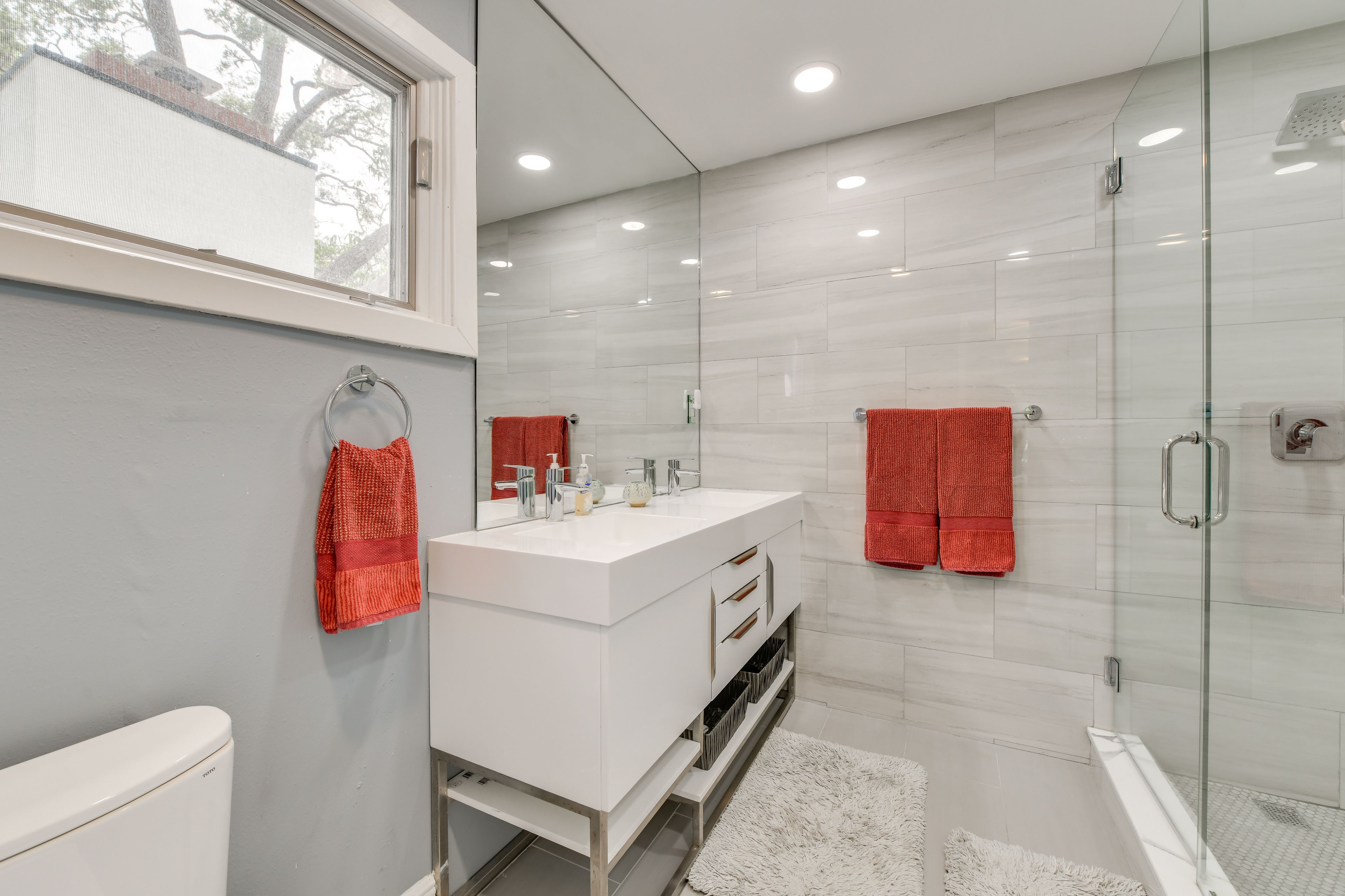 Full Bathroom | Towels Provided | 2nd Floor