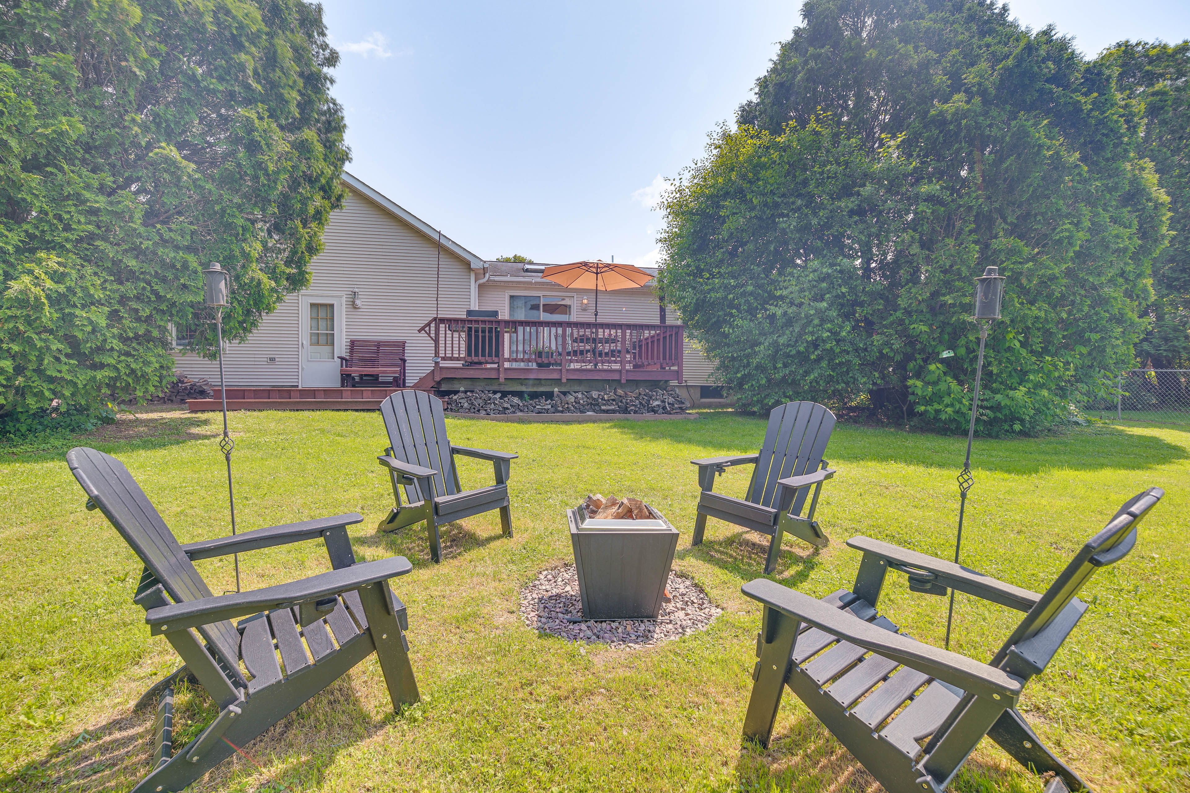 Colchester Vacation Rental | 2BR | 1.5BA | 3 Steps to Enter | 1,000 Sq Ft