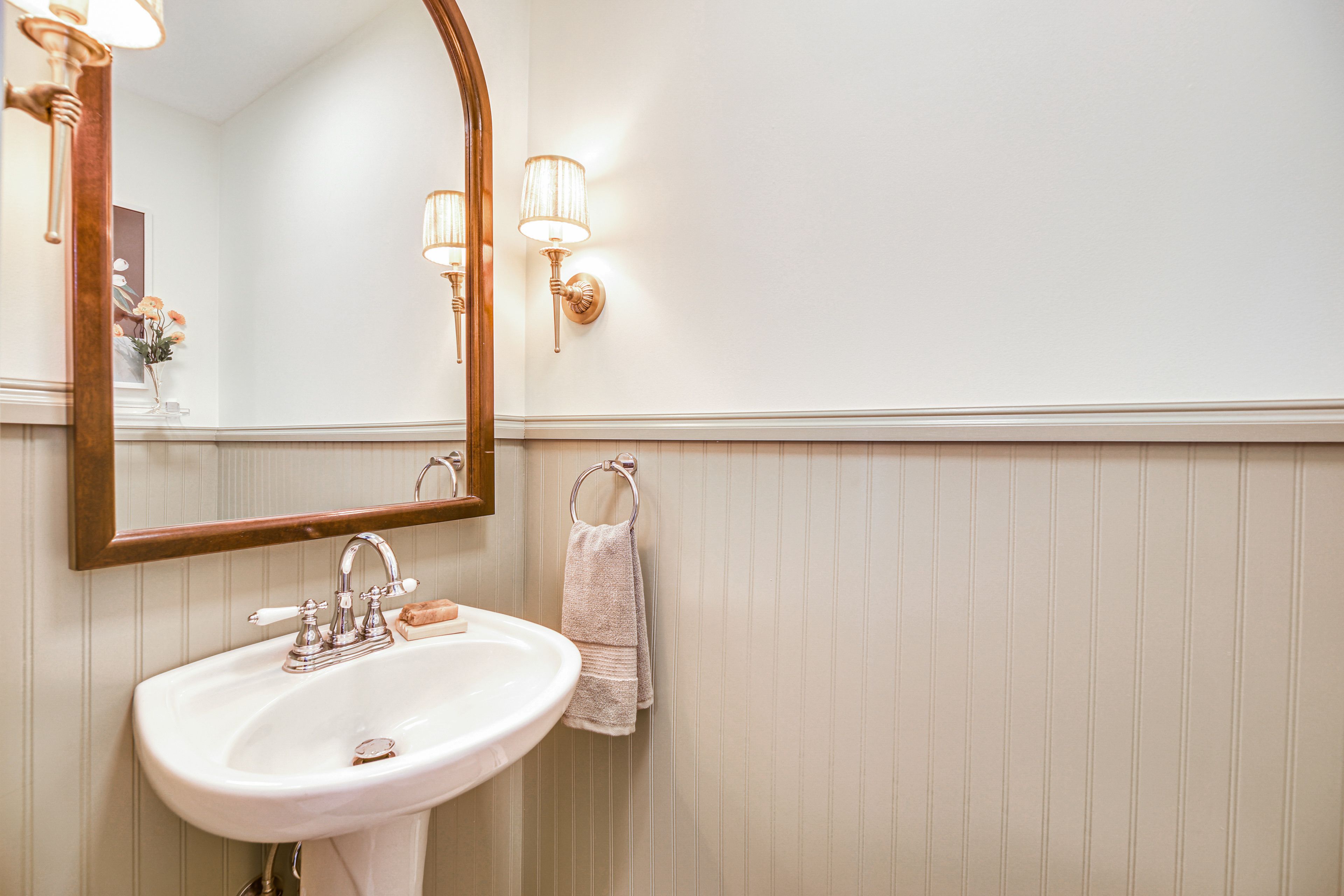 Half Bathroom | 1st Floor | Towels Provided