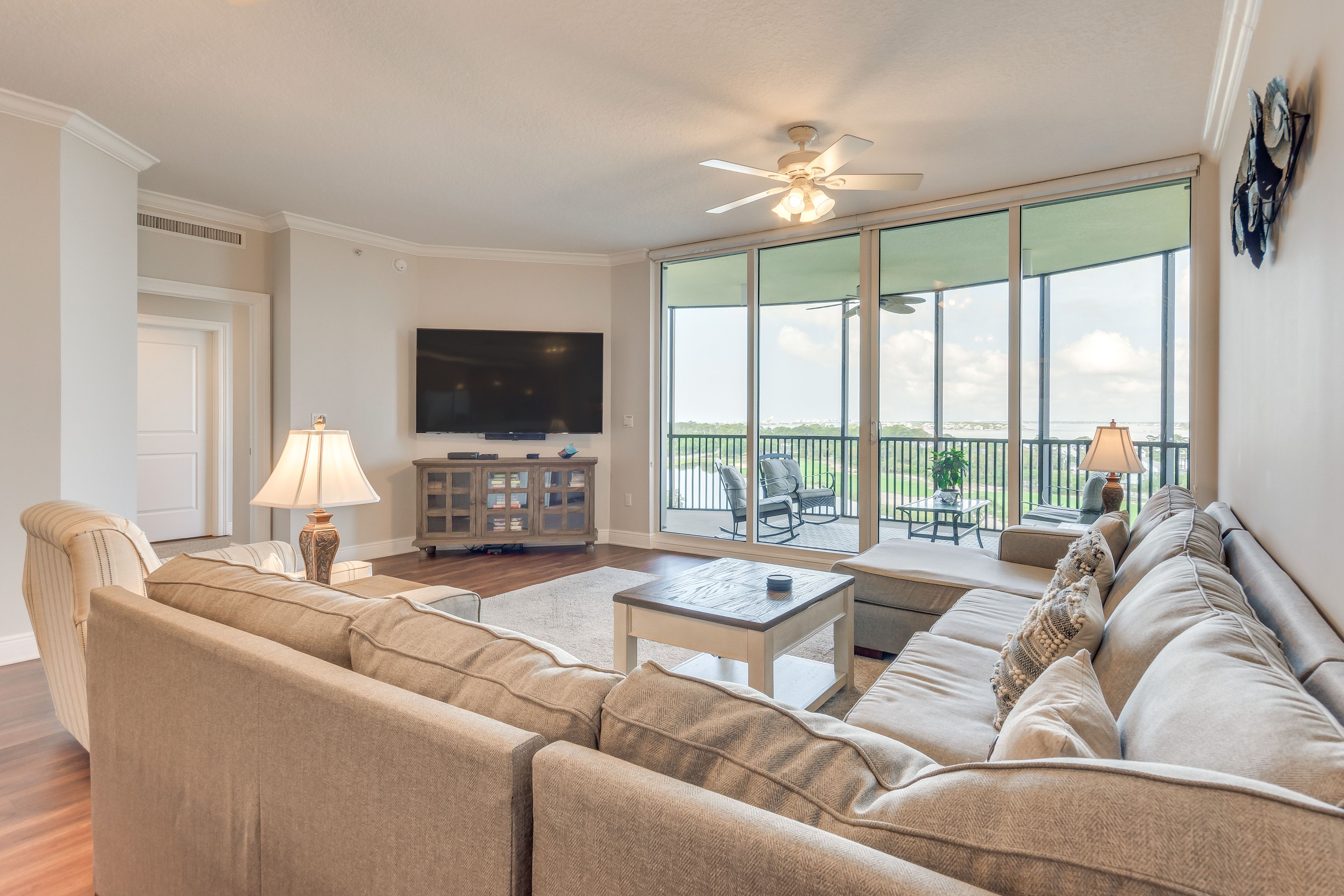 Living Room | Queen Sleeper Sofa | Smart TV | Free WiFi | Central A/C & Heating