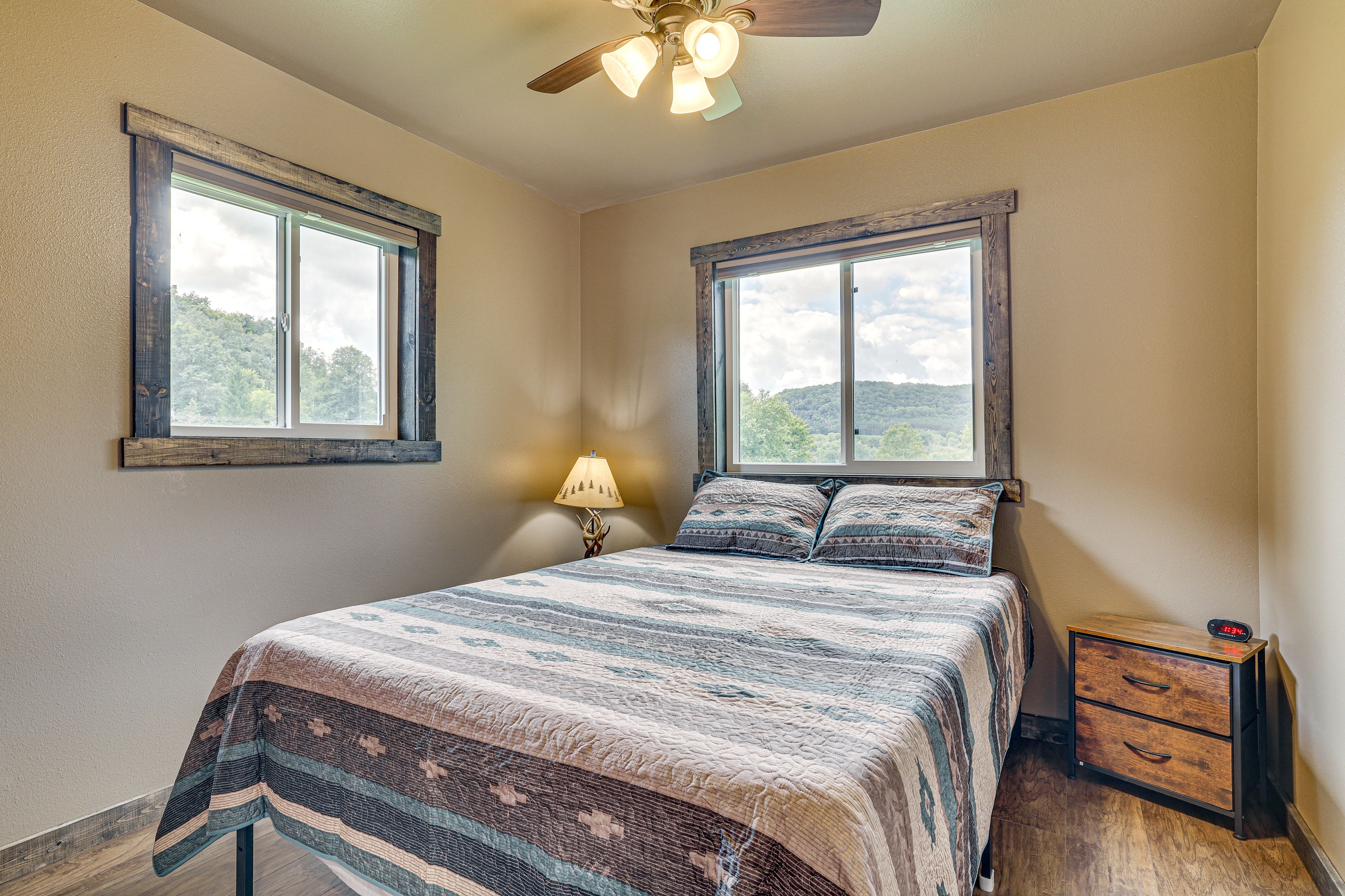 Bedroom 1 | Queen Bed