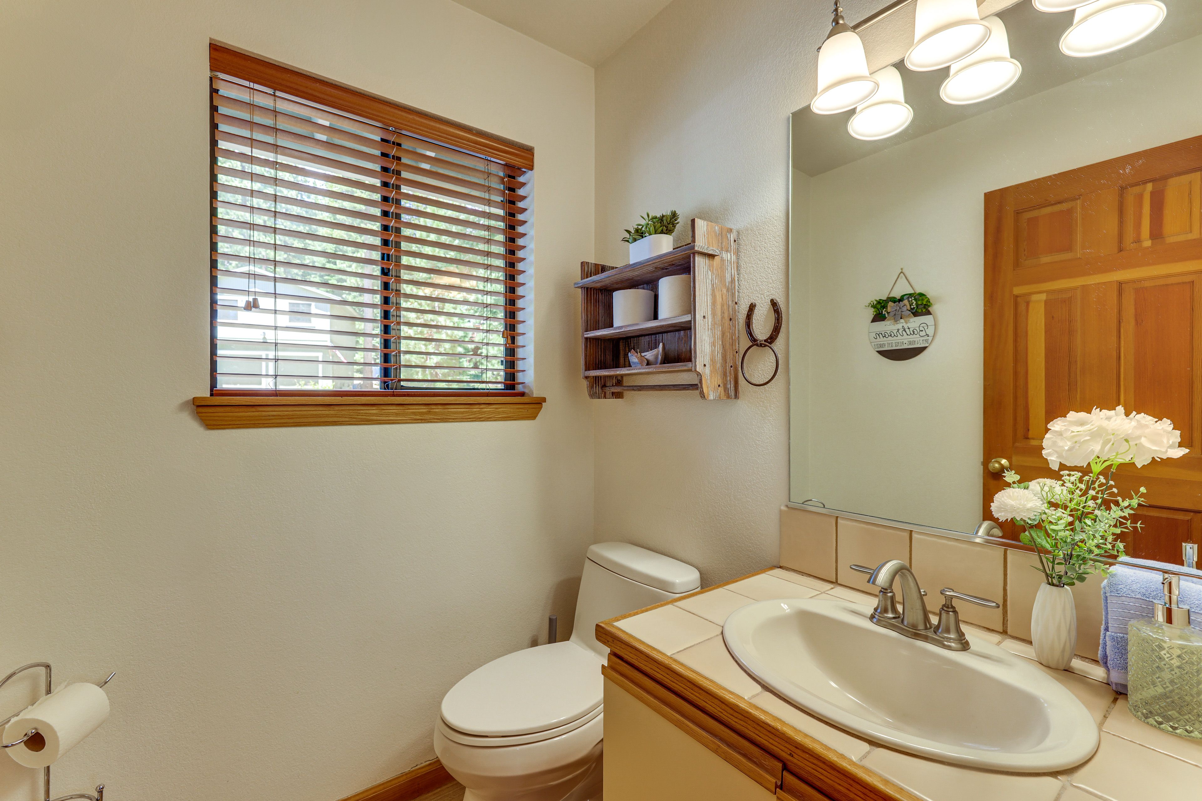 Half Bathroom | 1st Floor | Towels Provided