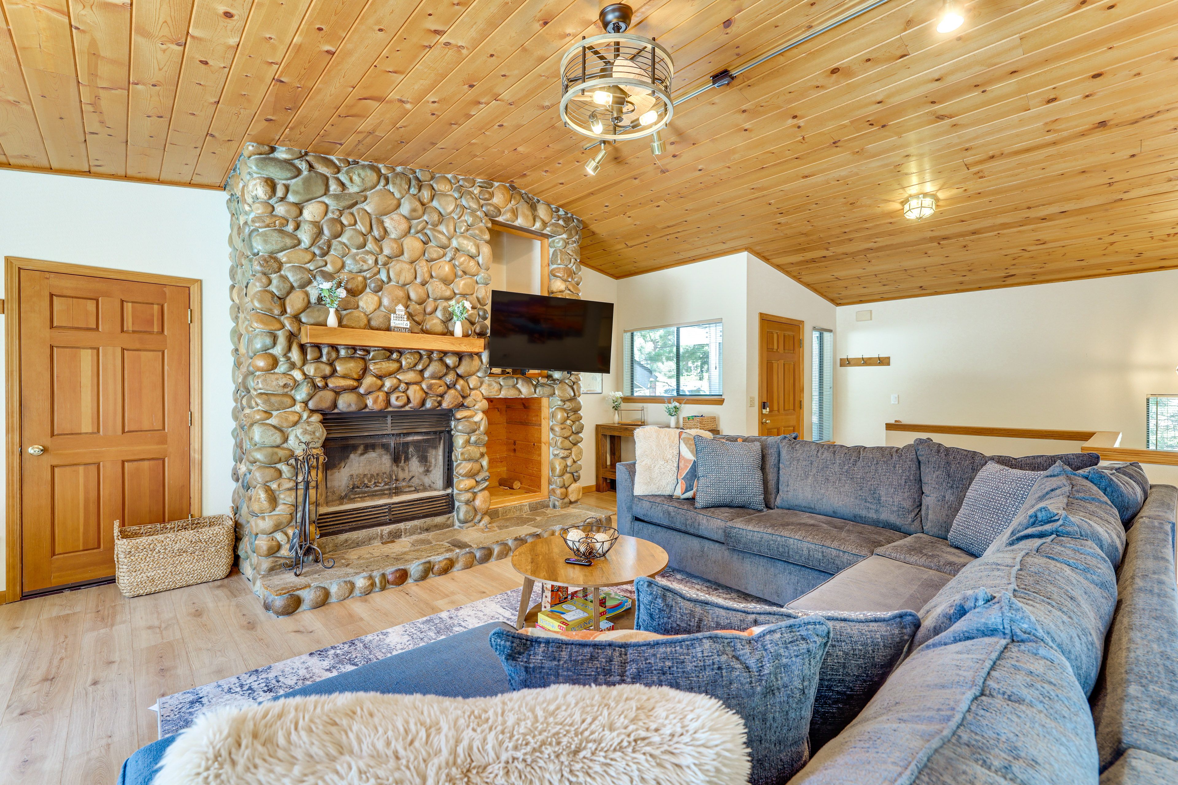 Living Room | 1st Floor | Smart TV | Board Games