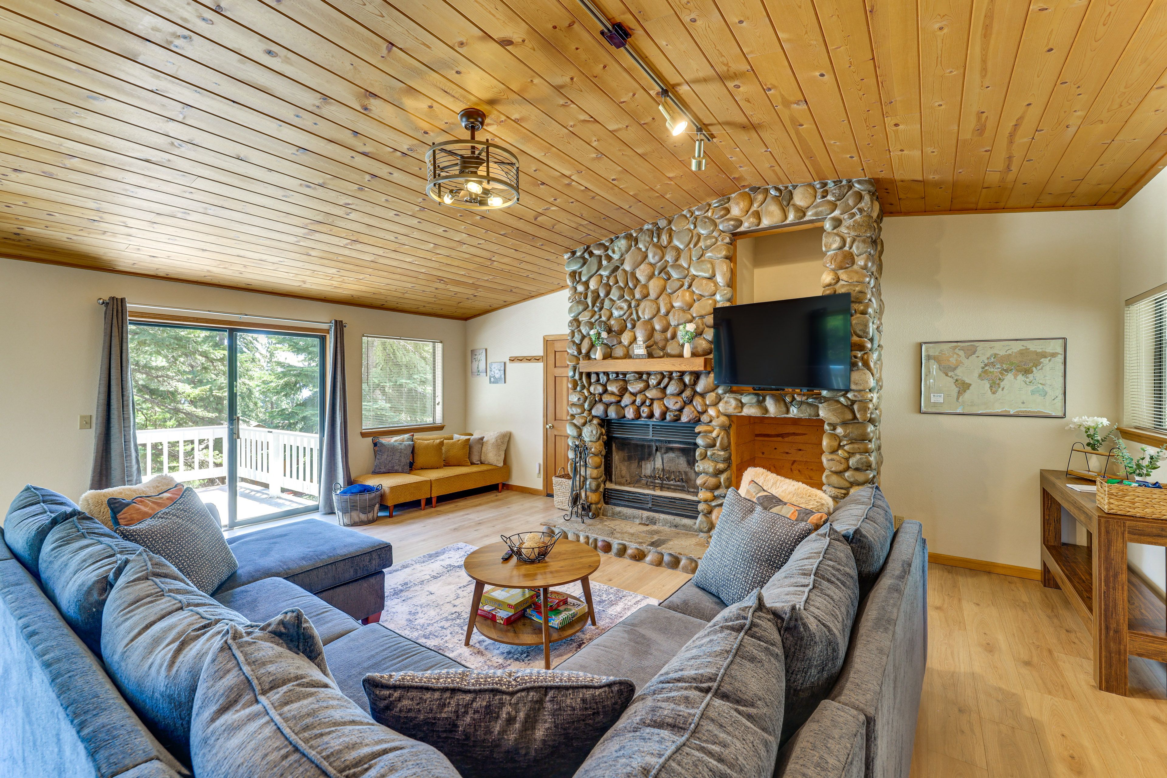 Living Room | Free WiFi | Fireplace