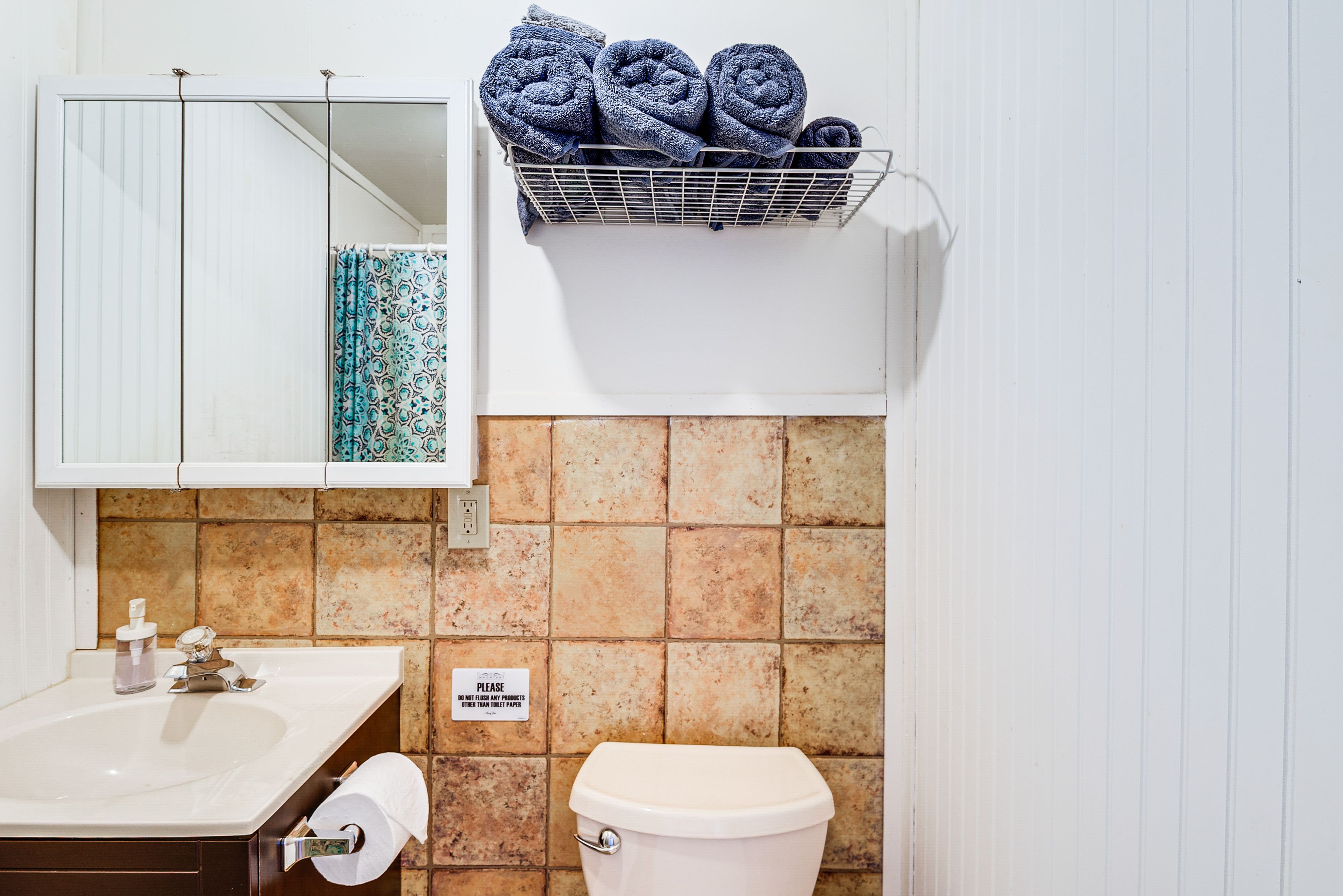Full Bathroom | Towels Provided