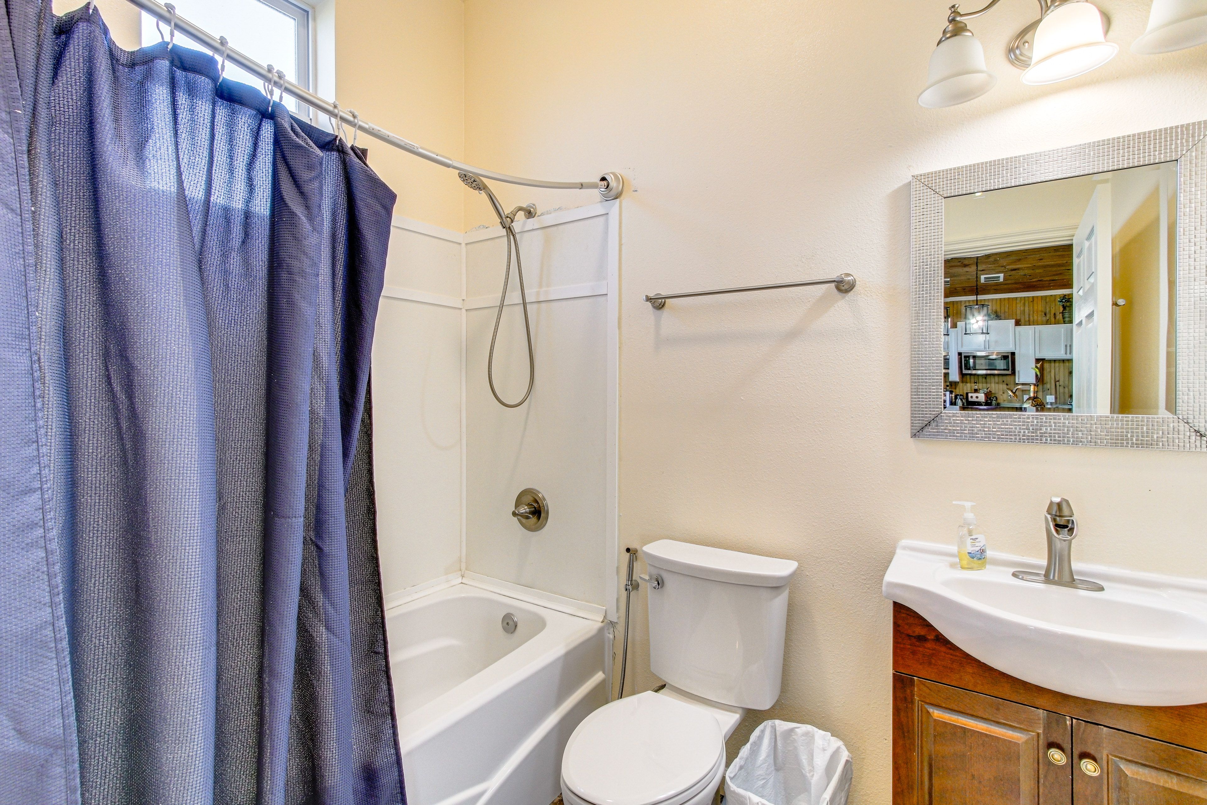 Full Bathroom | Towels Provided