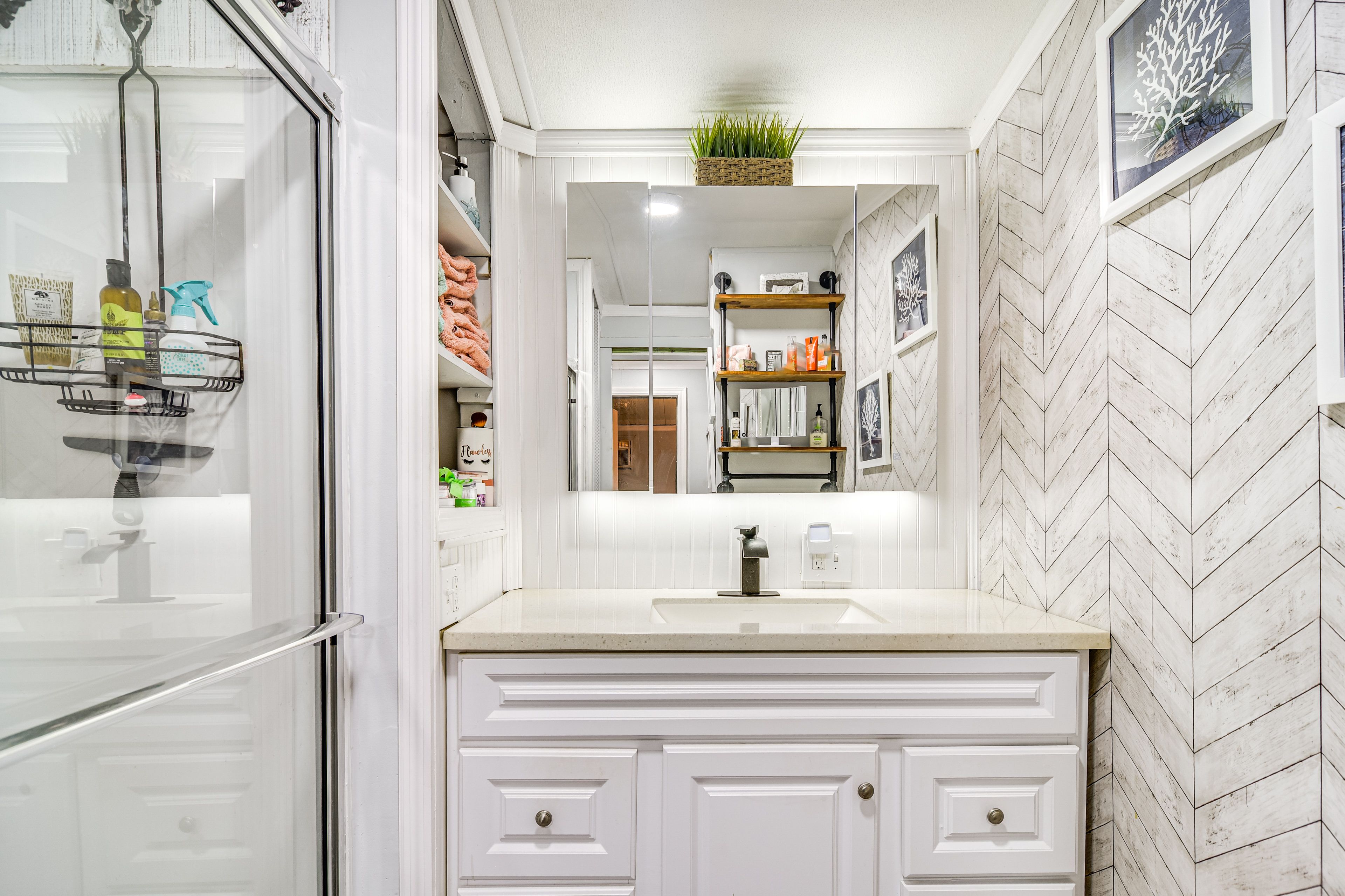 Full Bathroom | Towels Provided