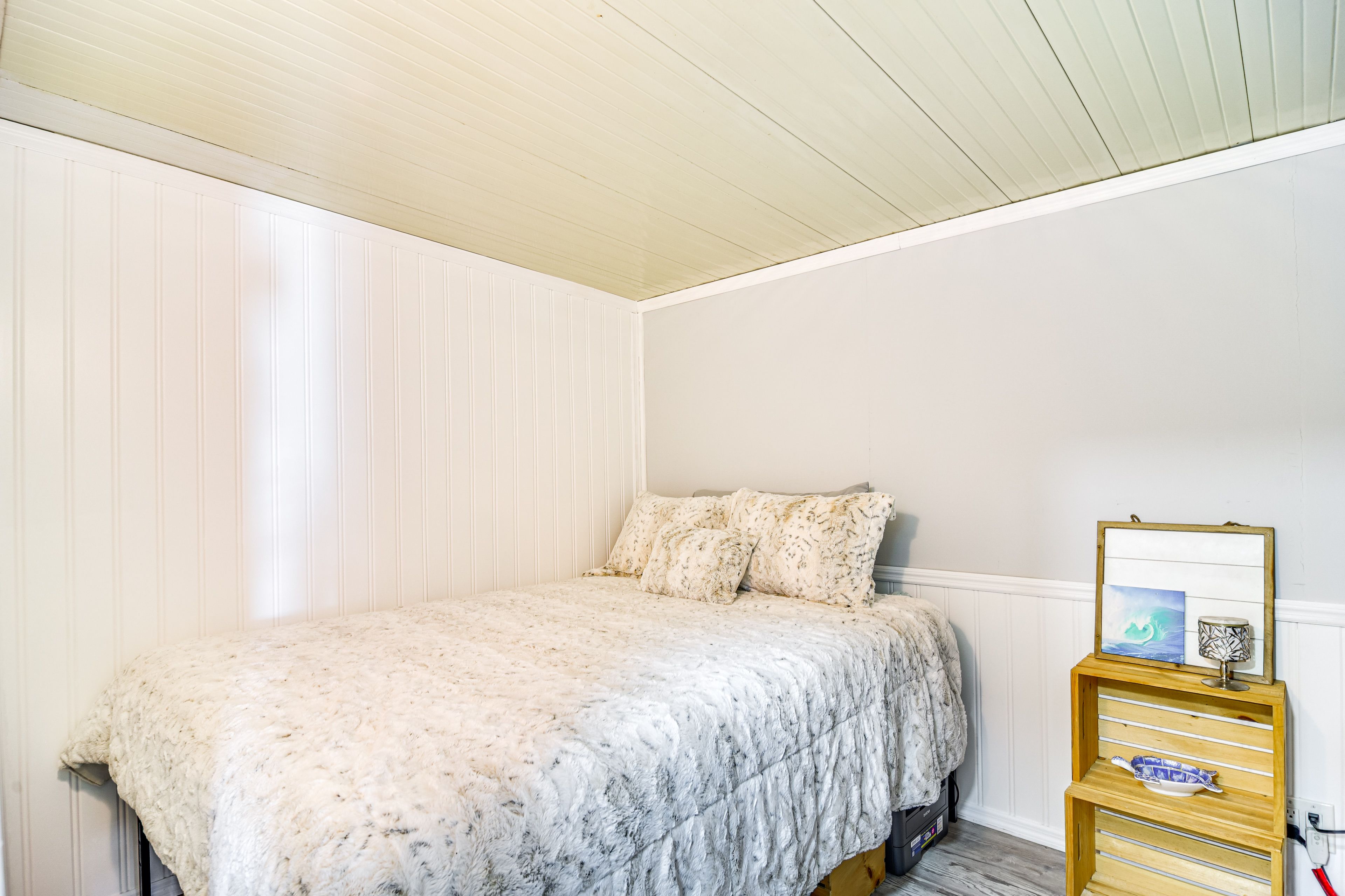 Bonus Room | Queen Bed | Dedicated Workspace