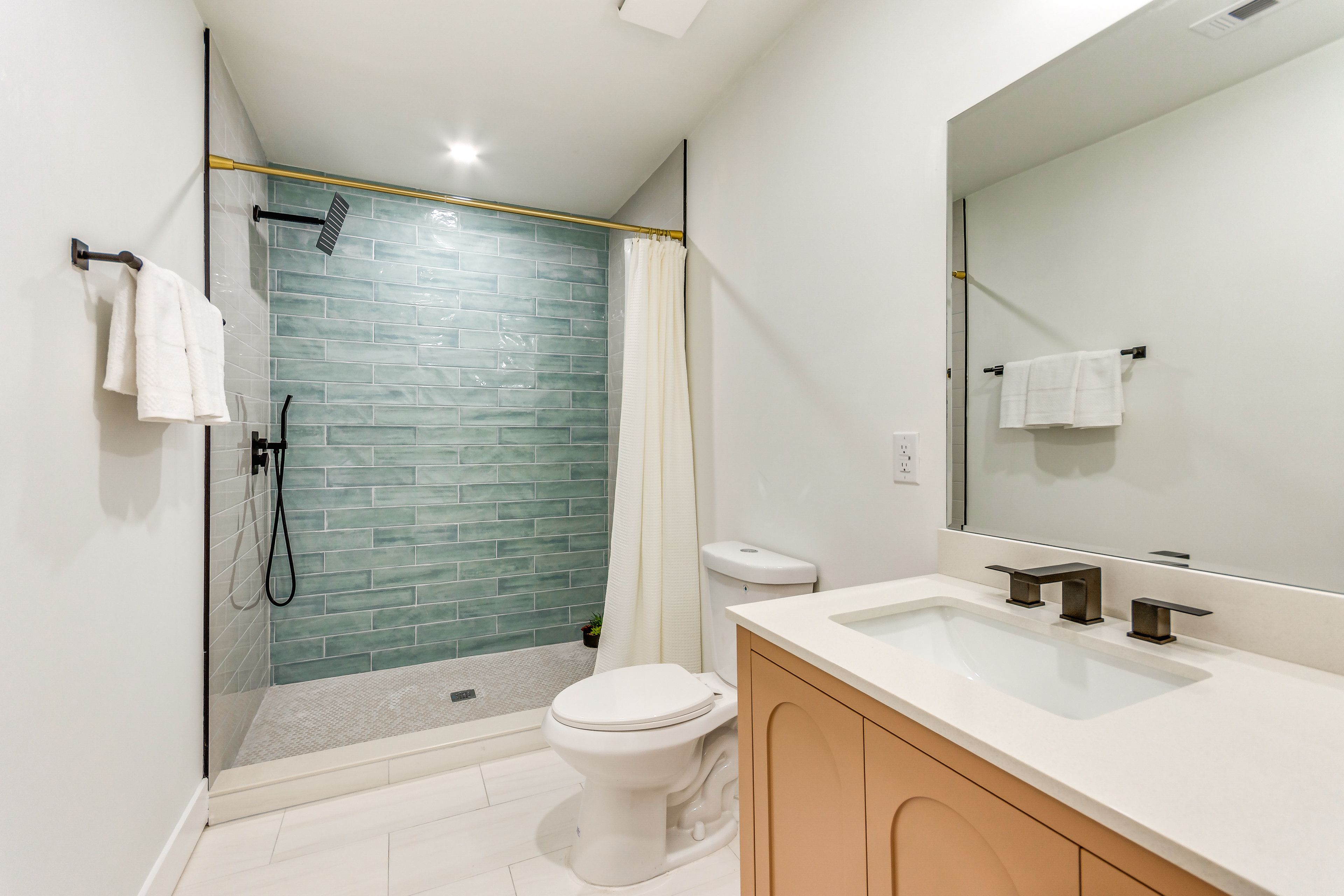 Full Bathroom | Towels Provided