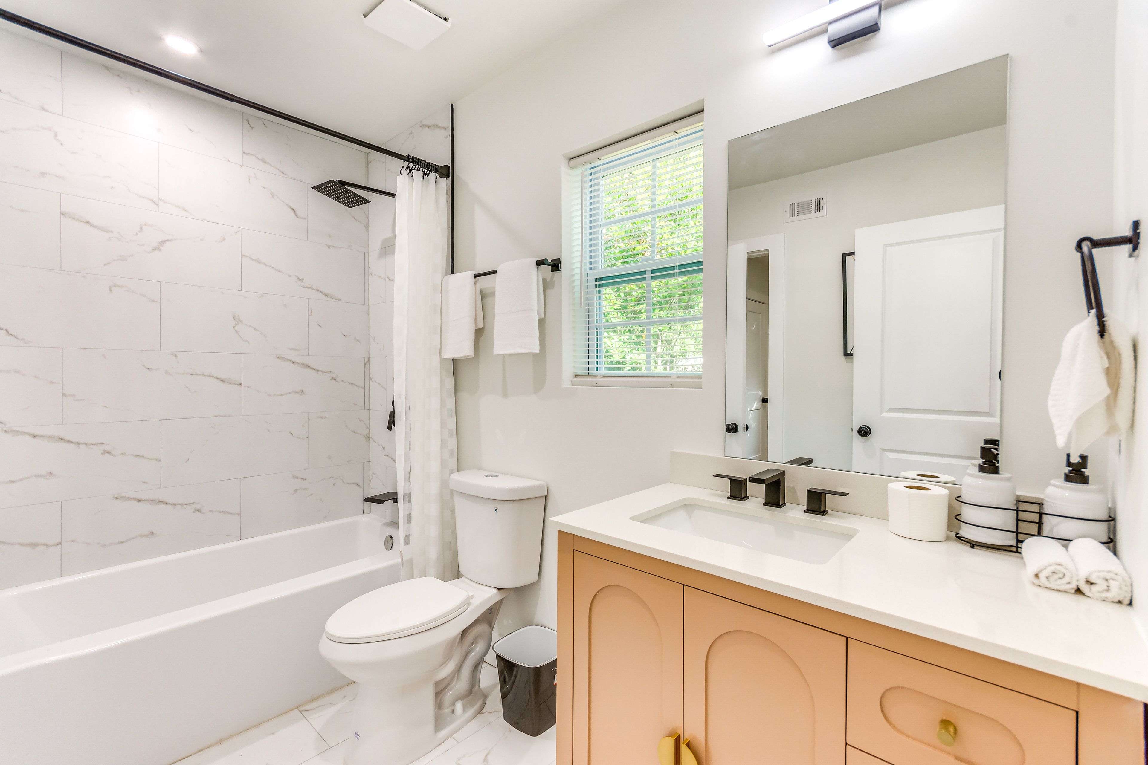 Full Bathroom | Towels Provided