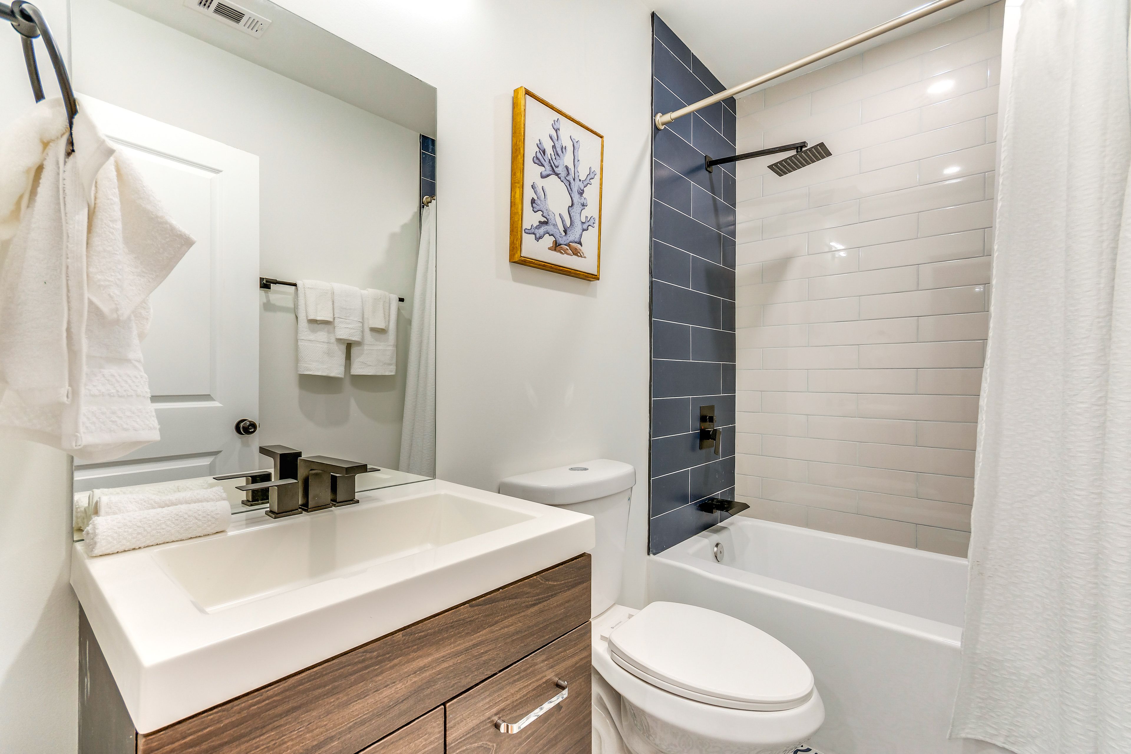 Full Bathroom | Towels Provided