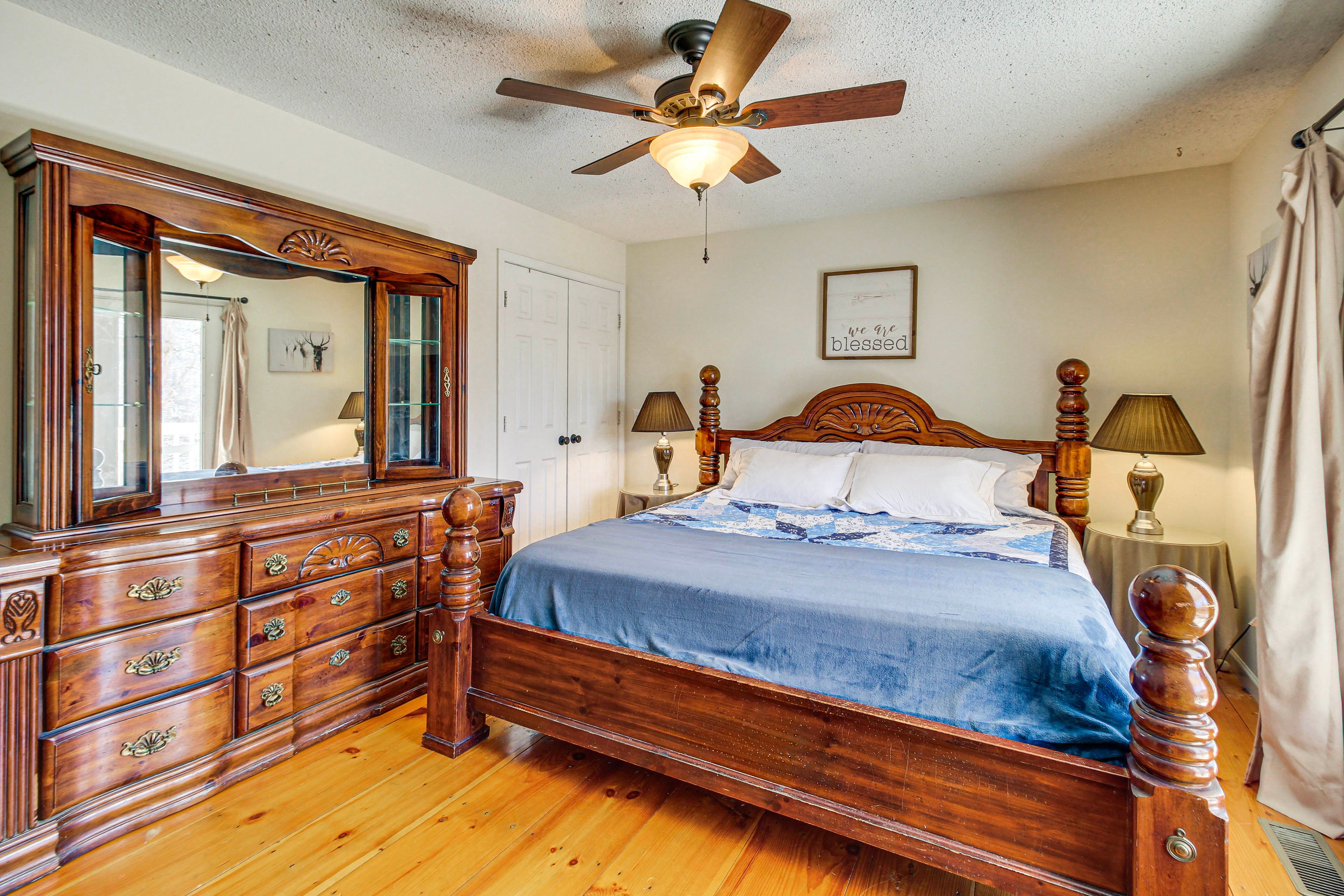 Bedroom 1 | King Bed | 1st Floor