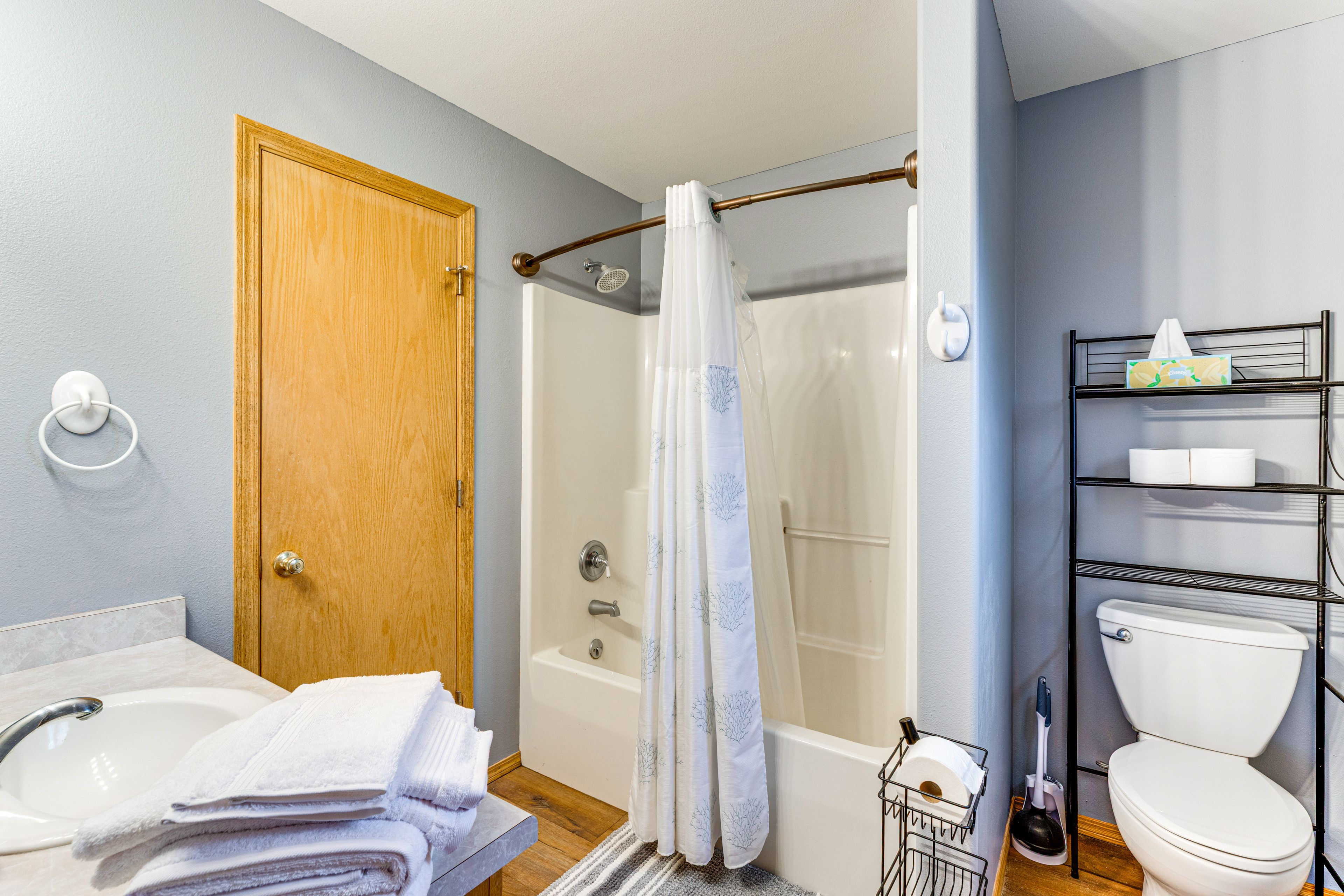 Full Bathroom | Towels Provided