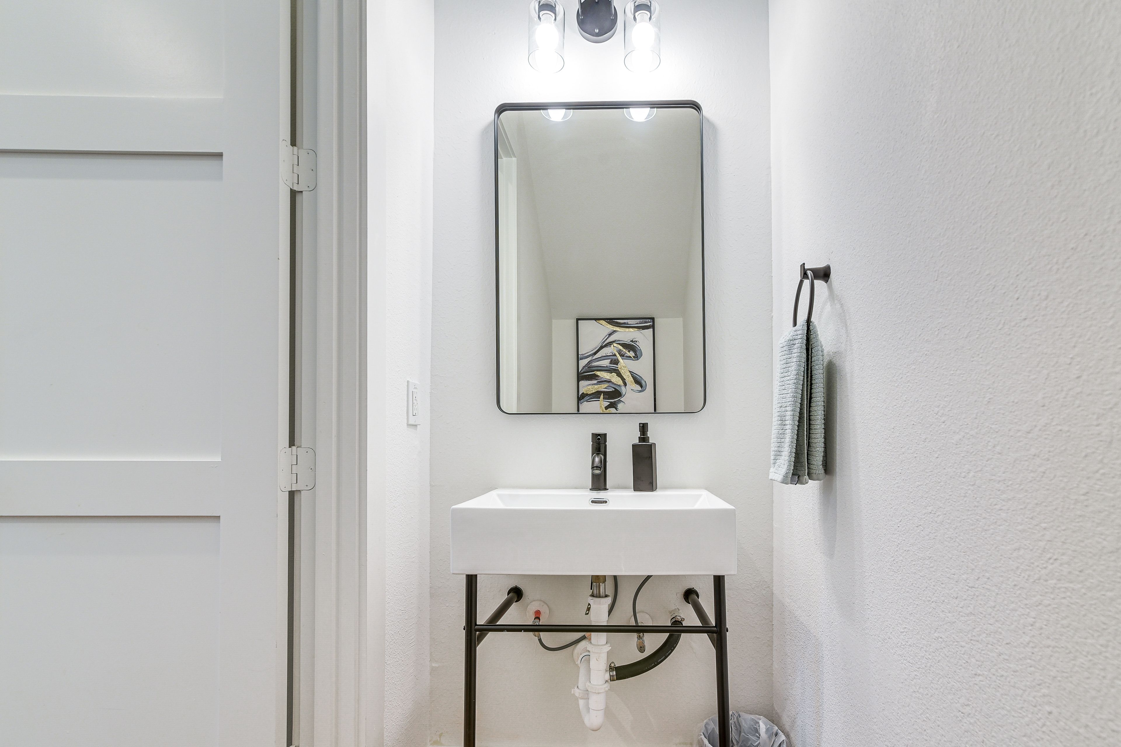 Half Bathroom | 1st Floor | Towels Provided
