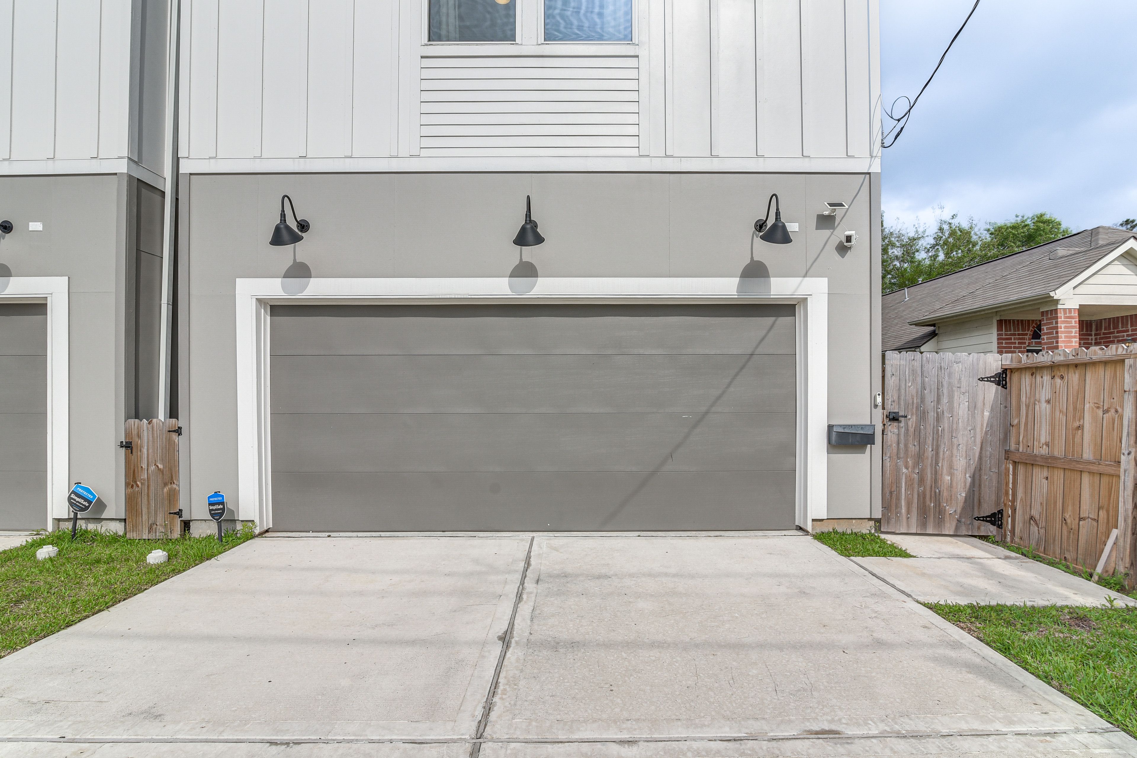 Parking | Driveway (2 Vehicles) | Free Street