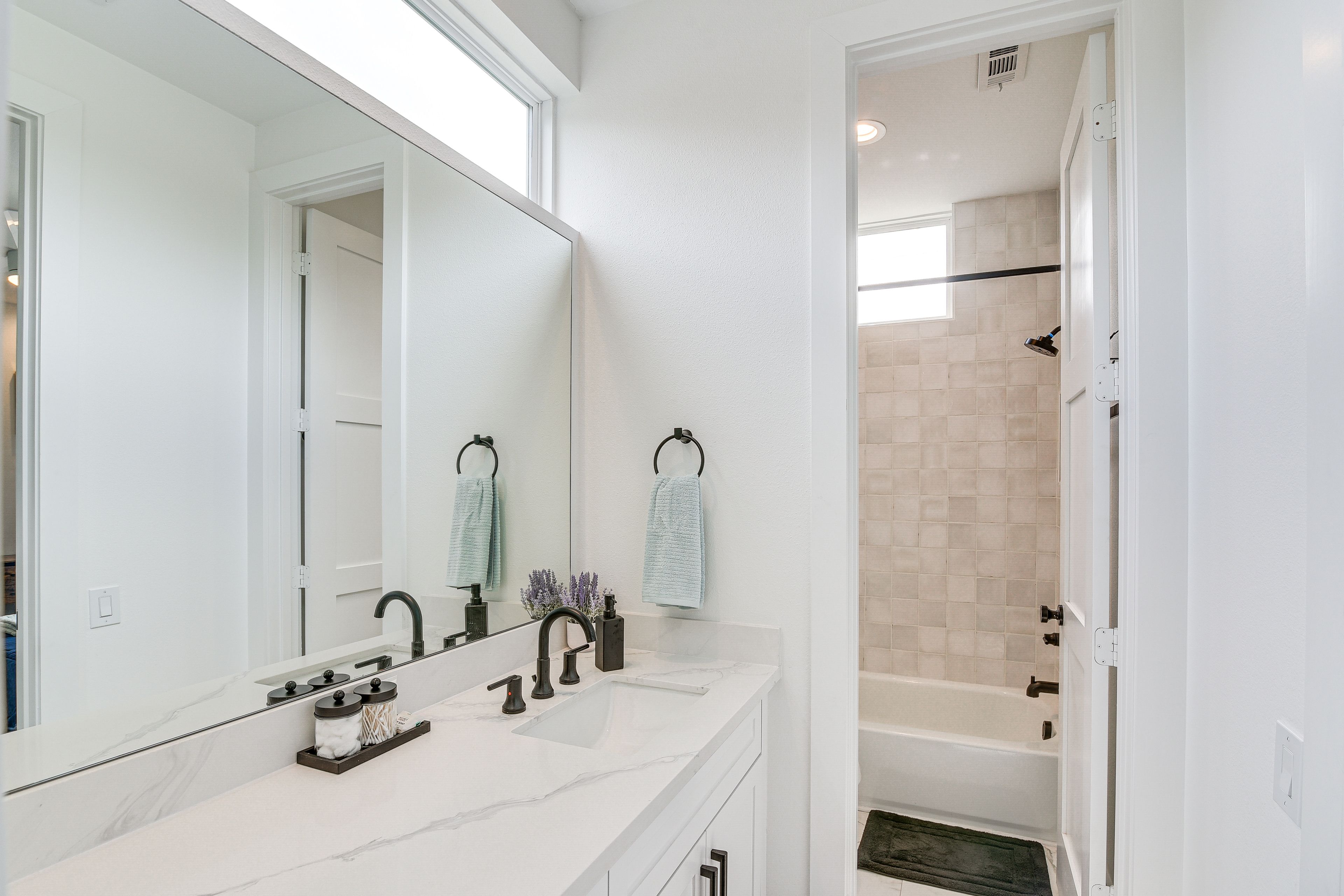 Full Bathroom | 2nd Floor | Shower/Tub Combo