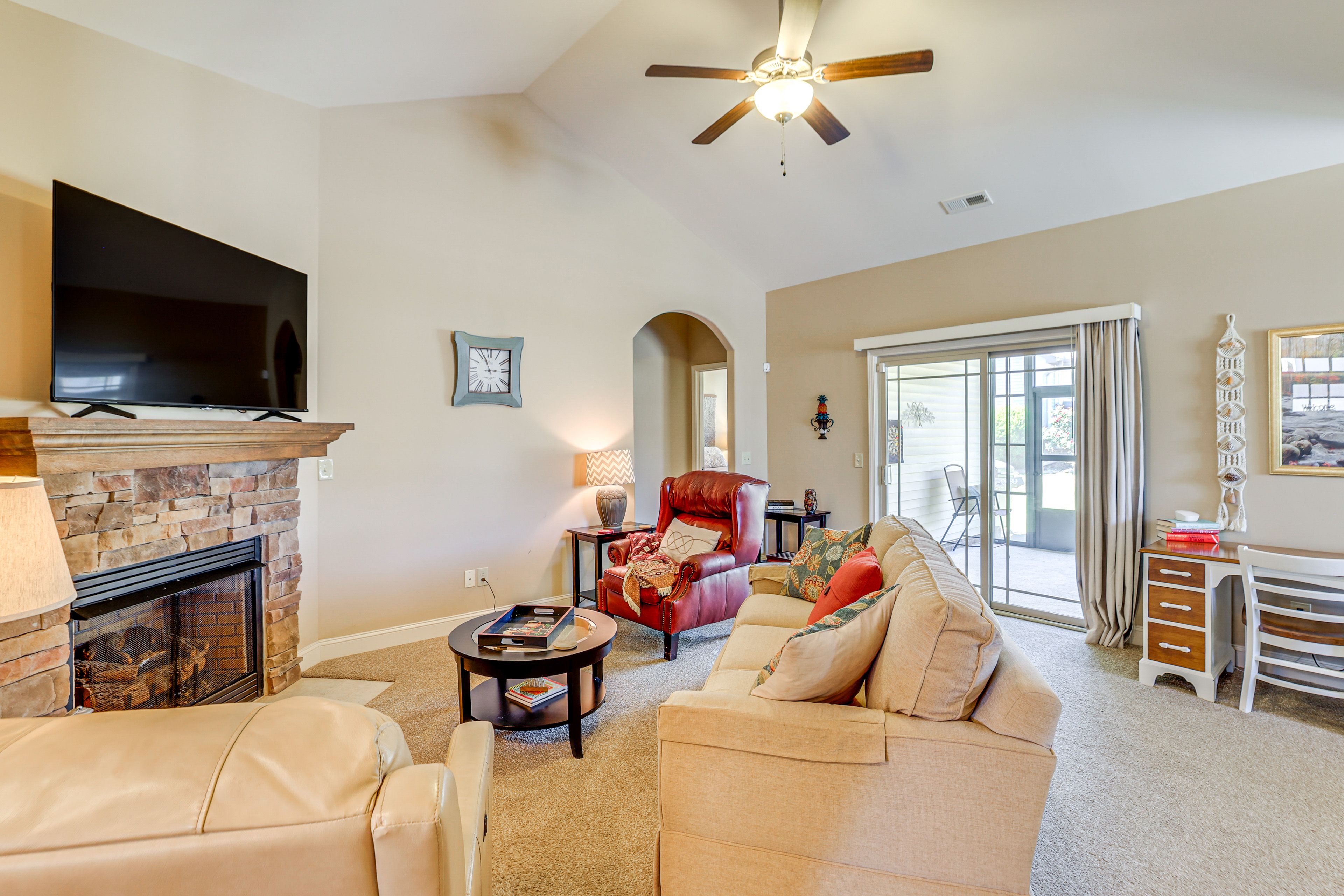 Living Room | Free WiFi | Central Heating & Air Conditioning | Smart TV