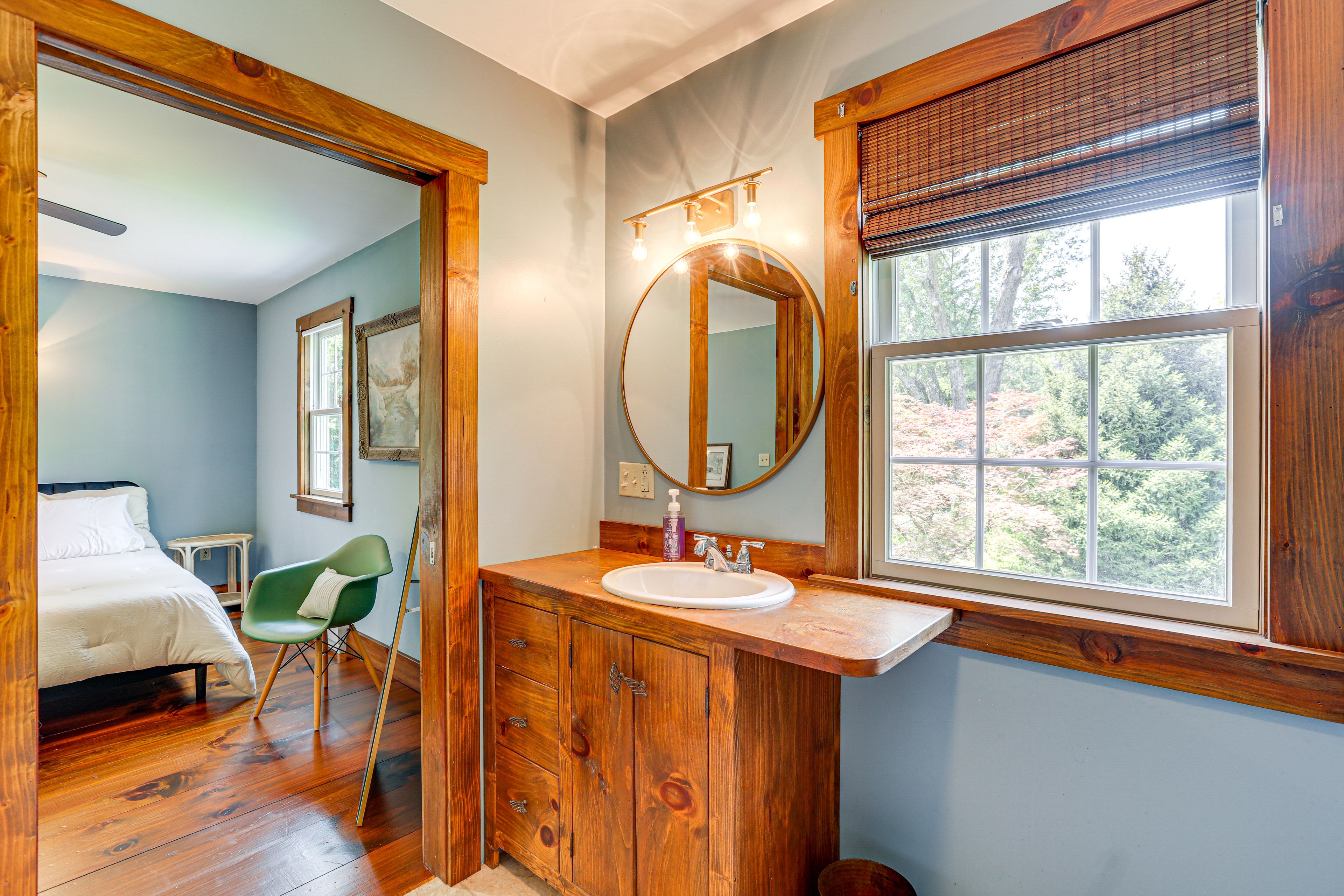 Full Bathroom | Towels Provided | 2nd Floor