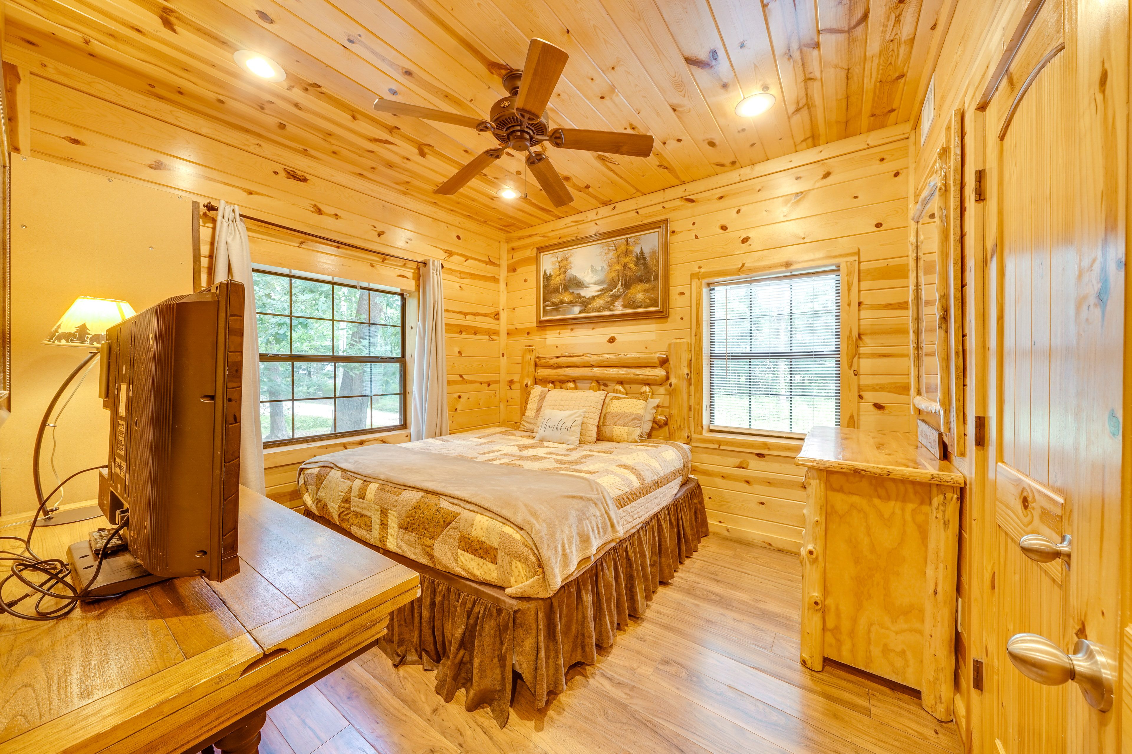 Bedroom | Queen Bed | 1st Floor