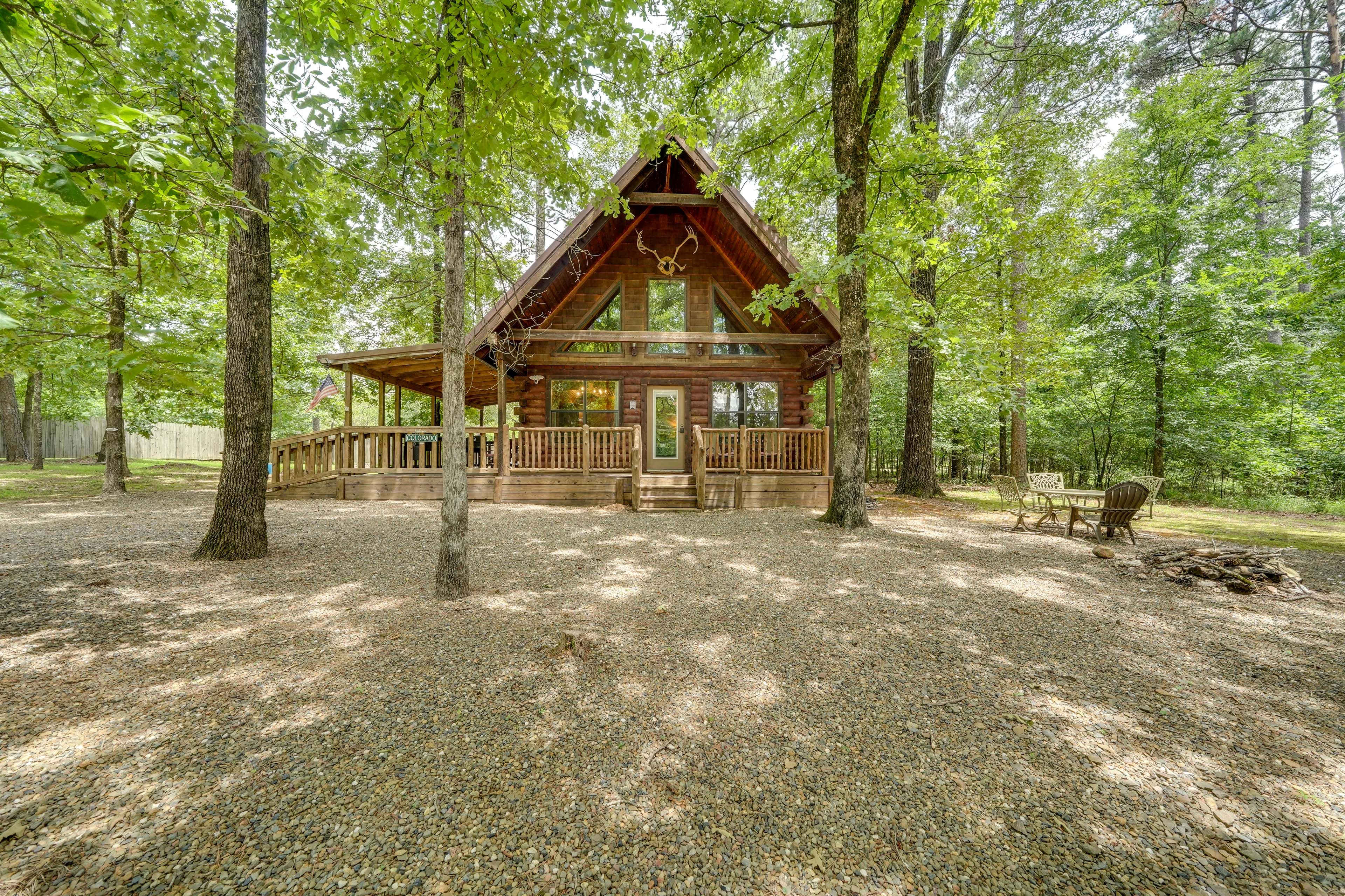 Broken Bow Vacation Rental | 1BR | 2BA | Steps Required | 1,000 Sq Ft