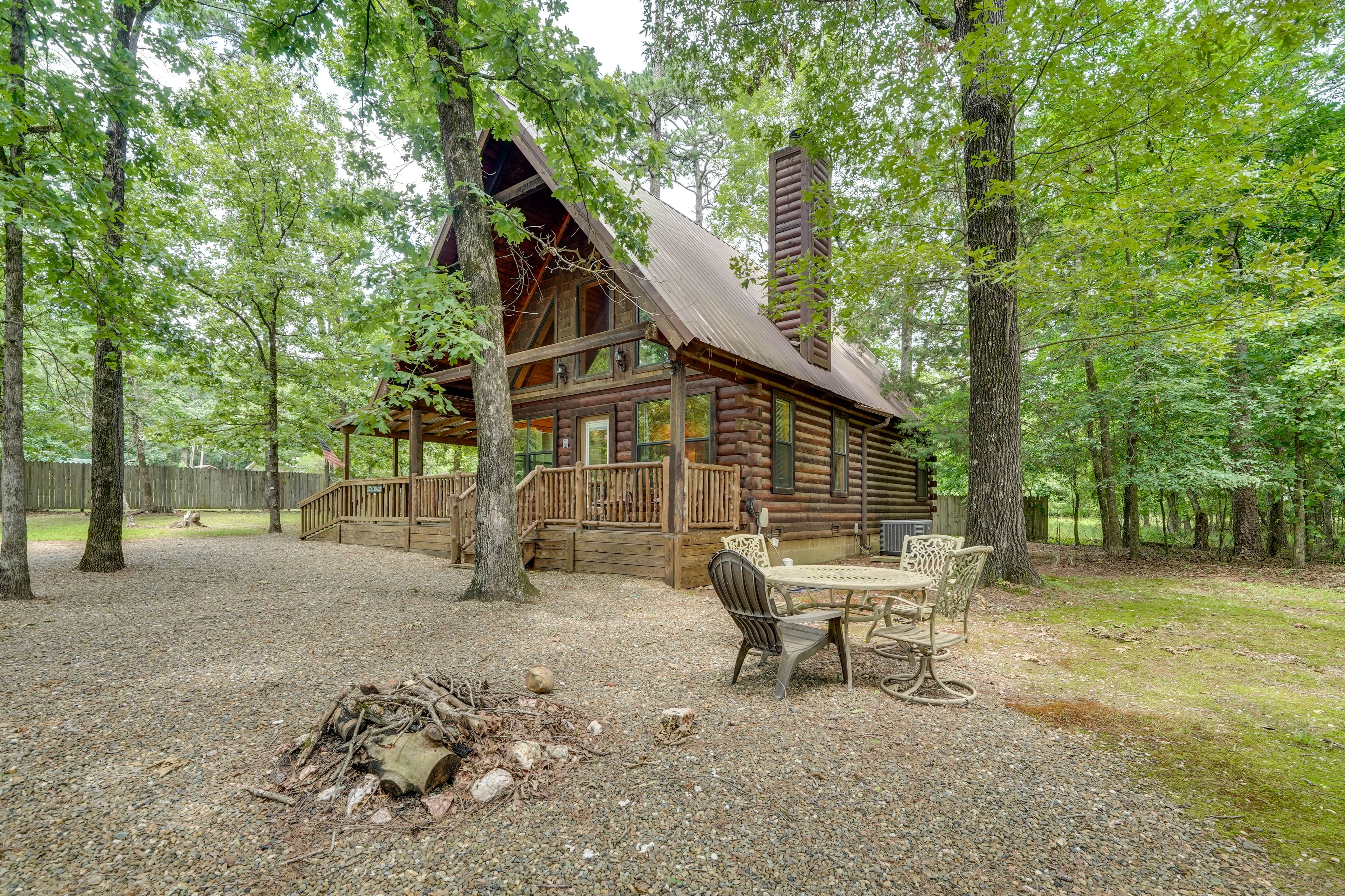 Outdoor Dining Area | Fire Pit